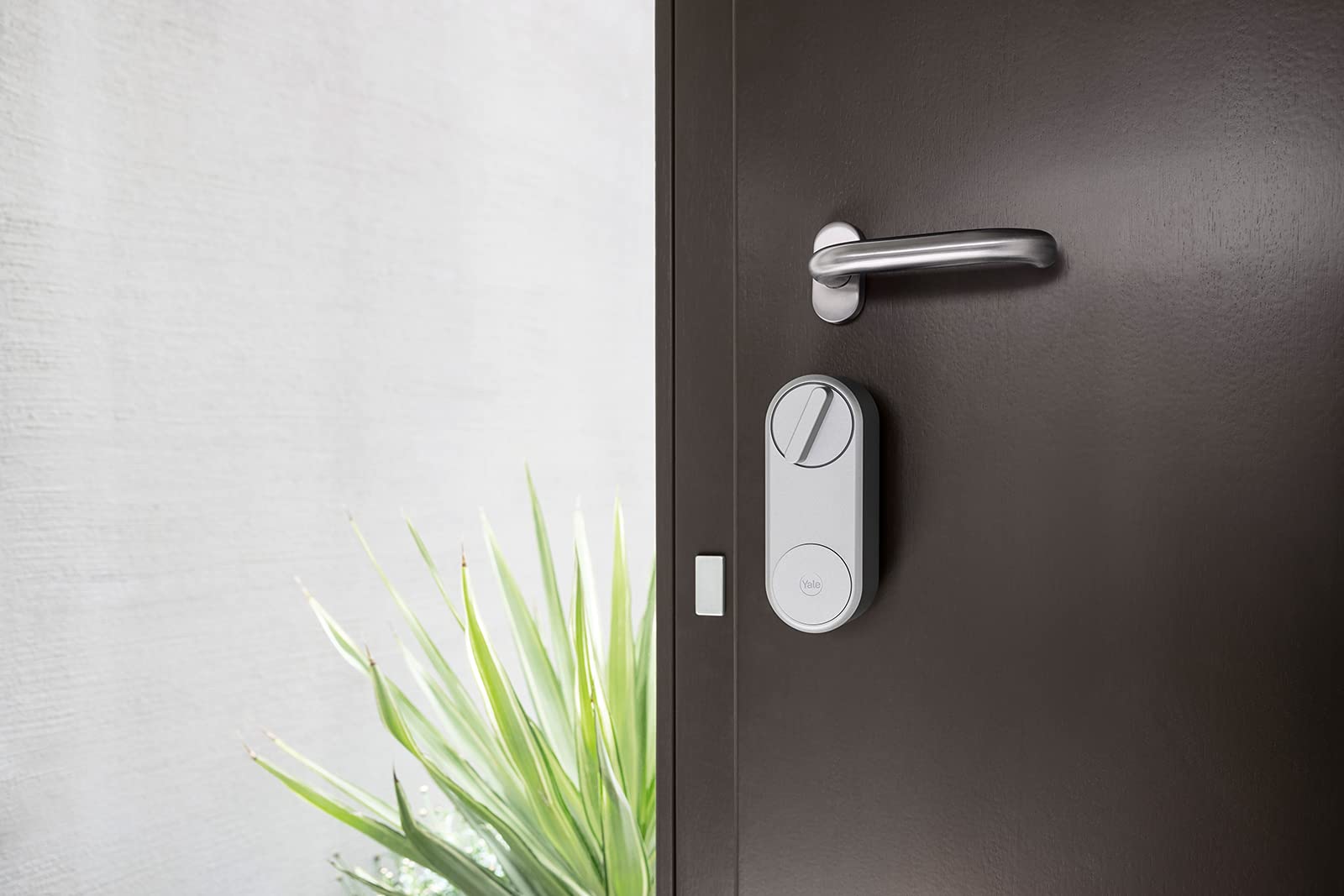 Bosch Smart Home Yale Linus® Smart Lock with WiFi Bridge - Compatible with Amazon Alexa, Apple HomeKit & Google Assistant - Secure Keyless Entry for Front Doors, Apartments & Smart Homes