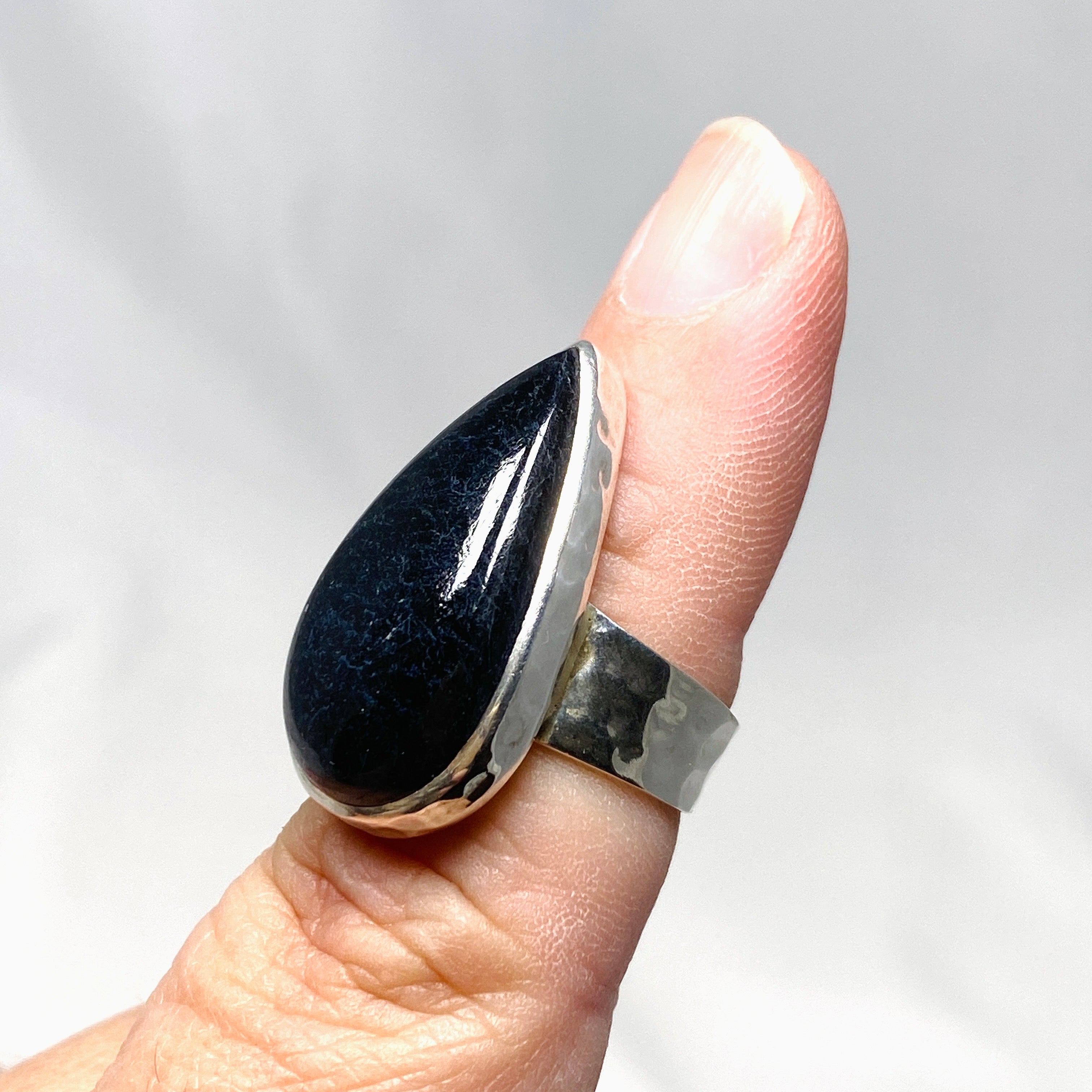 Black Tourmaline Teardrop Hammered Band Ring for Women - Size 7 - KRGJ2874 - Perfect for Spiritual Healing, Energy Protection & Everyday Fashion Jewelry