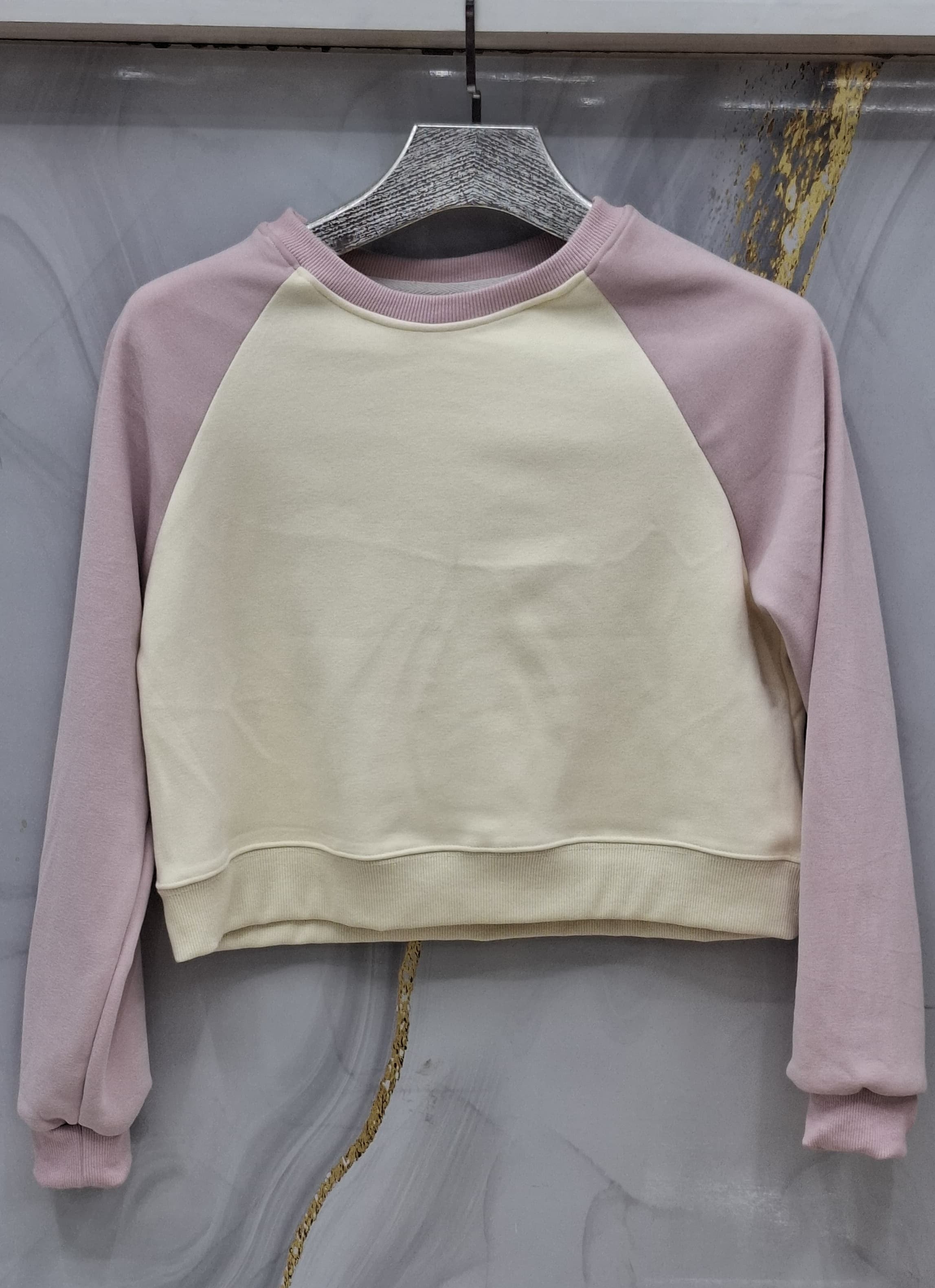 Women's Fashion Crop Top Sweatshirts - Soft Casual Pullover for Streetwear & Gym | Trendy Workout & Lounge Wear