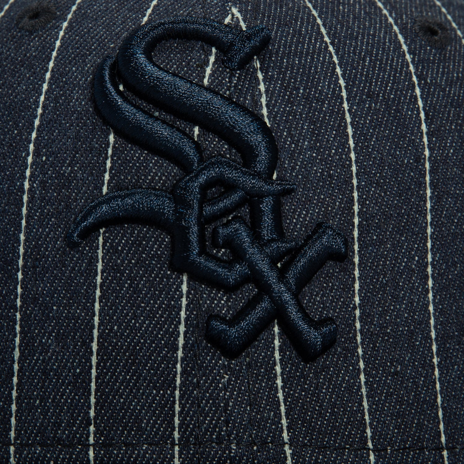 New Era 59Fifty Denim Pinstripe Chicago White Sox 2005 World Series Patch Baseball Cap - Navy Blue MLB Snapback Hat for Men, Perfect for Games, Collecting & Streetwear Fashion