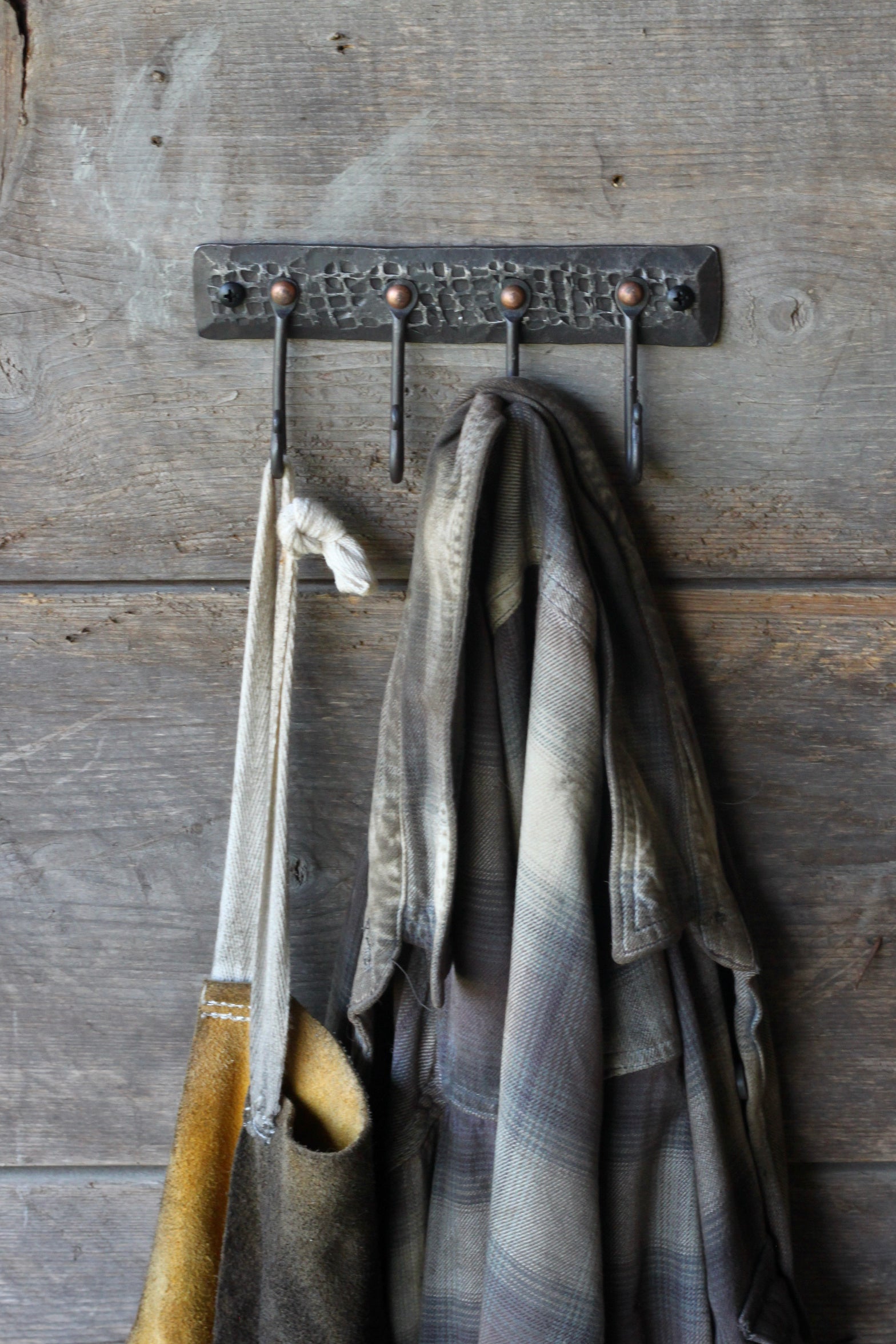 Sturdy Webbed Texture Wall Hook Rack - Heavy Duty Hanging Organizer for Bathroom, Kitchen, Garage & Entryway - Perfect for Towels, Keys, Hats & More