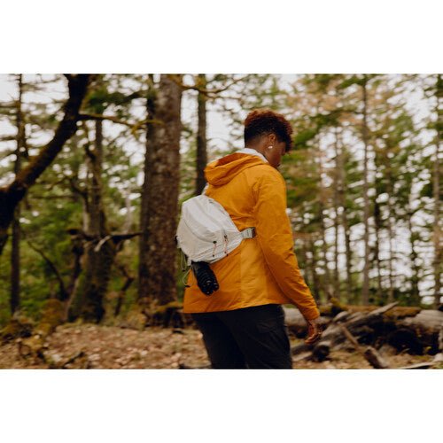 Peak Design Outdoor Sling 7L Cloud - Waterproof Camera Bag for Travel & Hiking - Compact Crossbody Sling Pack for DSLR, Mirrorless & Everyday Essentials (Perfect for Adventure Photography & Urban Commuting)