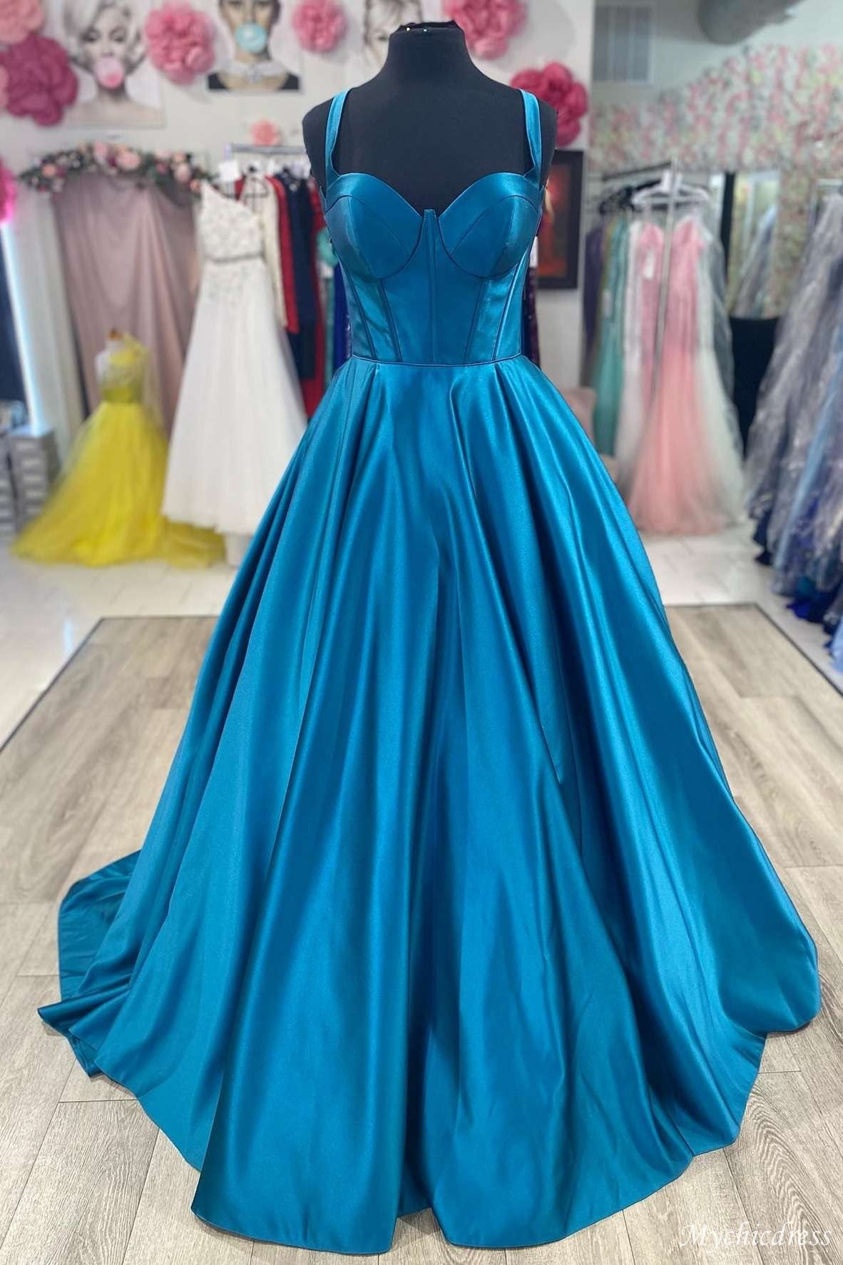 Elegant Royal Blue Satin Long Formal Gown with Sweetheart Neckline - A-Line Prom Dress for Women | Perfect for Homecoming, Evening Gala & Special Occasions