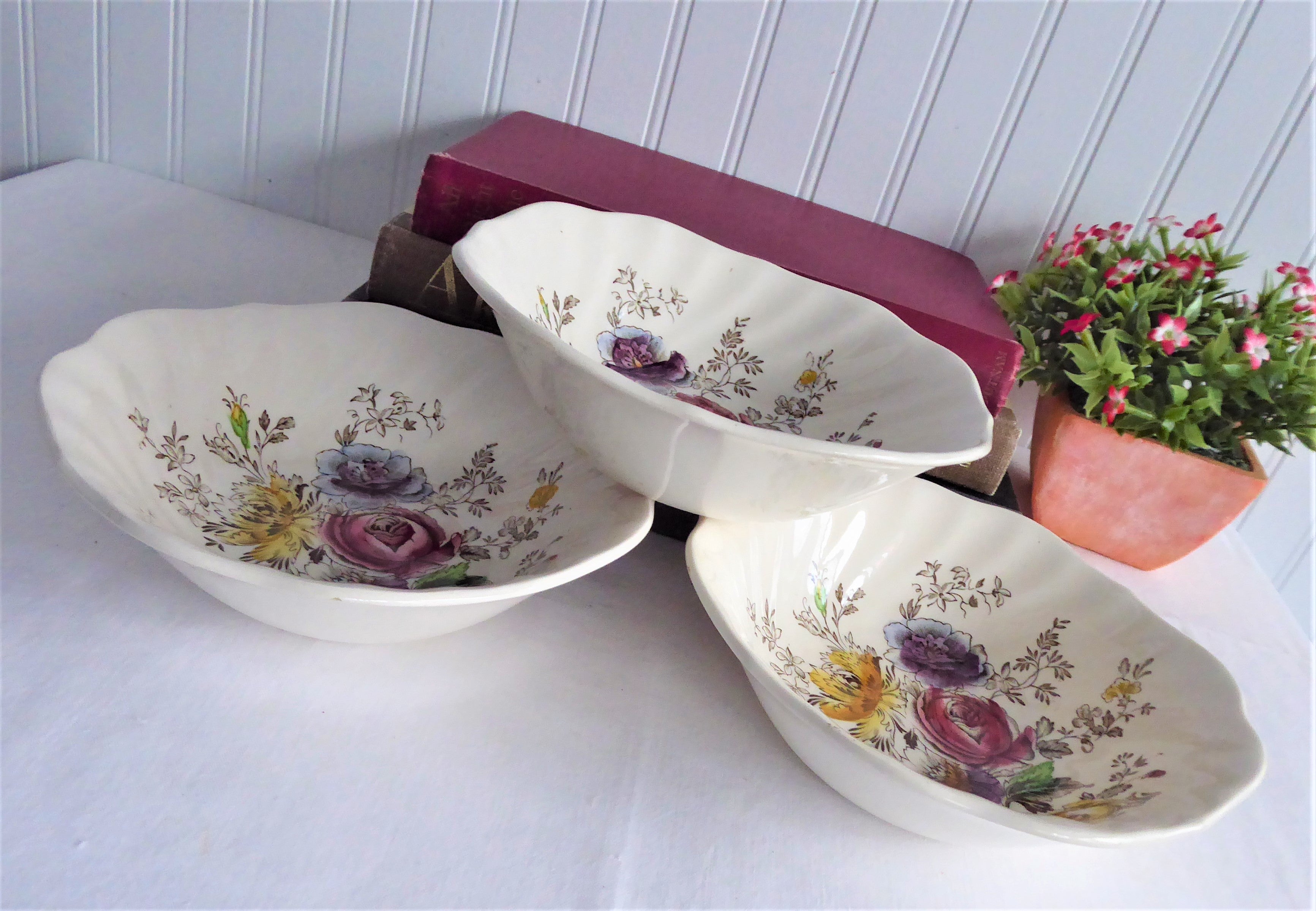 Vintage Johnson Brothers Sheraton Floral Polychrome Cereal Bowls Set of 3 - 1940s Square Design for Breakfast, Dessert & Antique Tableware Collection