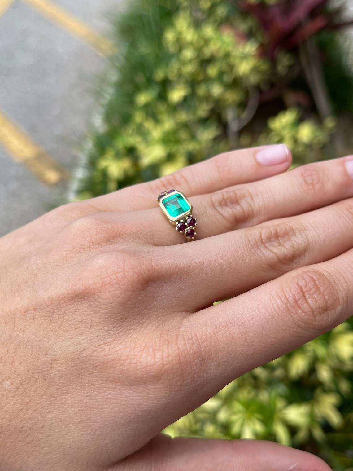 2.82tcw 18K Gold Vintage Ring with Vivid Green Colombian Emerald & Round Red Ruby - Perfect for Engagement, Anniversary & Special Occasion Jewelry Gifts