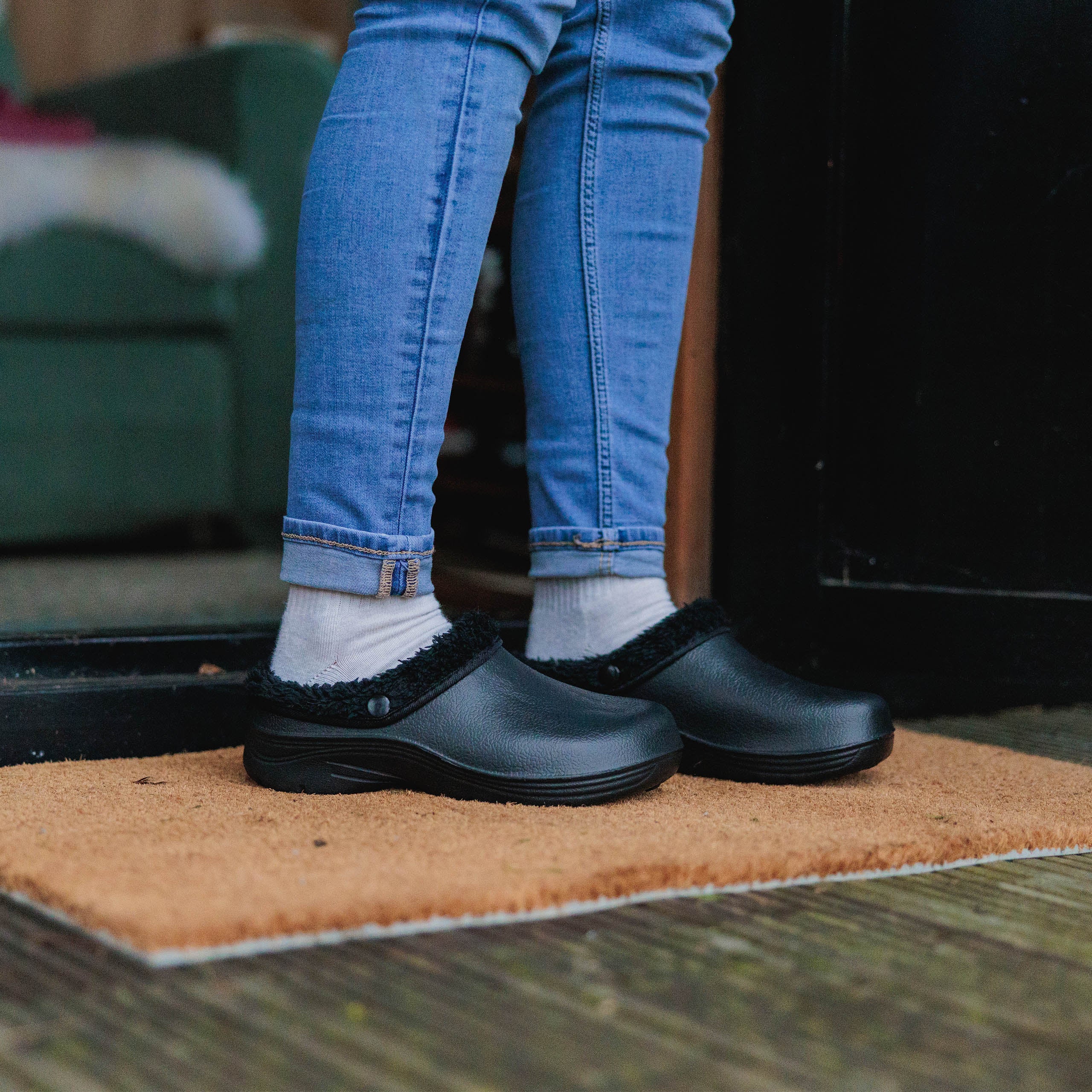 Women's Thermal Fleece Lined Garden Clogs - Warm Slip-Resistant Outdoor Shoes for Winter Gardening, Yard Work & Home Use