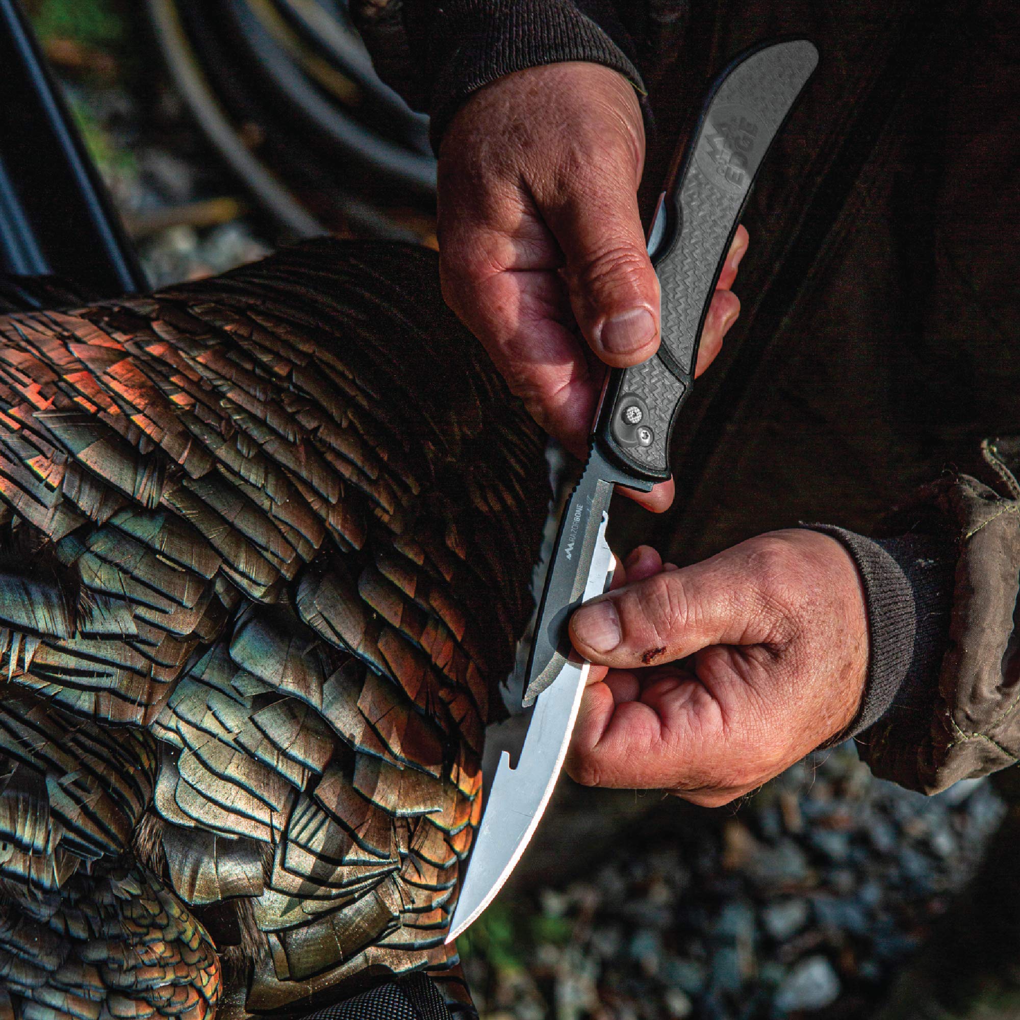 Outdoor Edge RazorBone Replaceable Blade Folding Hunting Knife with Clip & Sheath - 3 Blade Styles (Boning, Gutting, Skinning) - Includes 6 Blades, Blade Box & Camo Sheath - Perfect for Hunting, Camping & Outdoor Survival