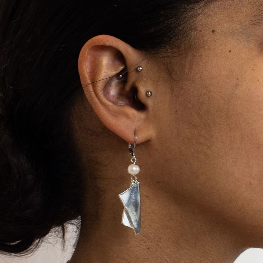 Elegant Étreinte Huggie Earrings for Women - Minimalist Gold Hoop Earrings for Everyday Wear, Date Night & Special Occasions