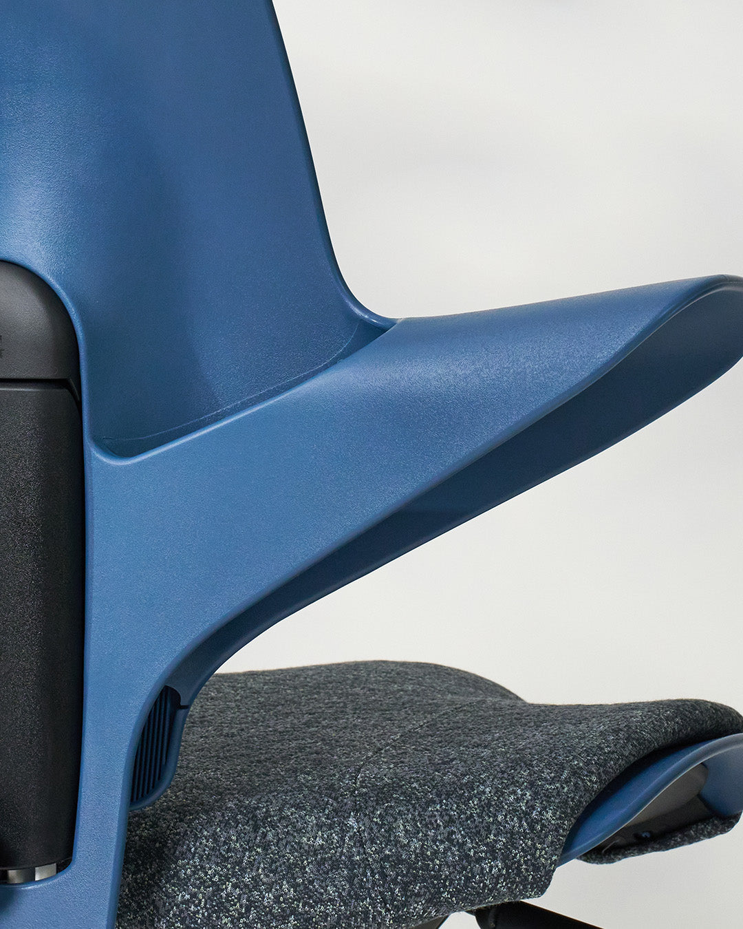 HÅG Capisco Puls 8020 Ergonomic Office Chair - Blueberry ARDA Fabric by Kvadrat | Adjustable Height & Tilt for Home & Workspace Comfort