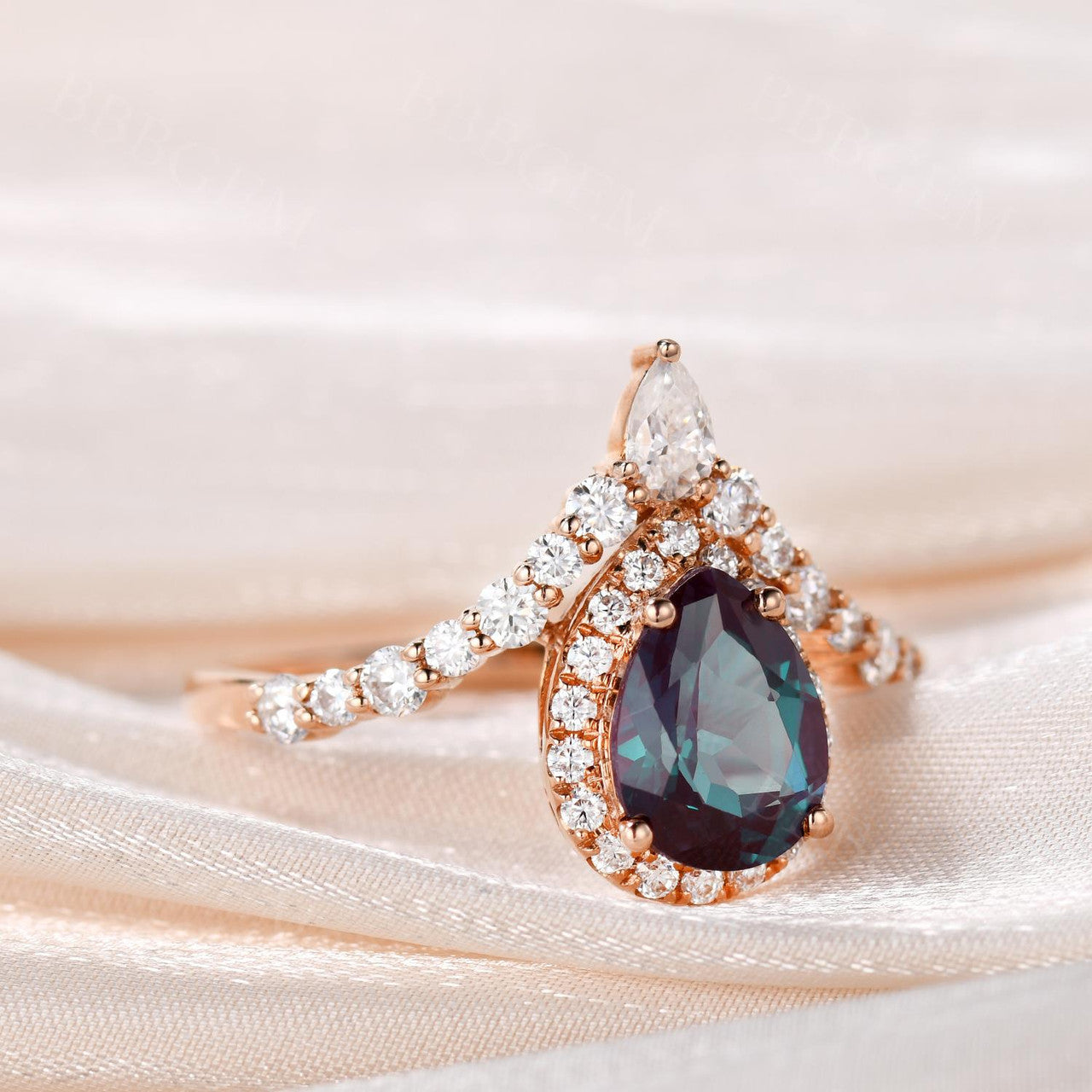 1.5 Carat Lab-Created Alexandrite Pear Shaped Engagement Ring for Women with Diamond Halo in Rose Gold - Perfect for Proposals, Anniversaries & Special Occasions