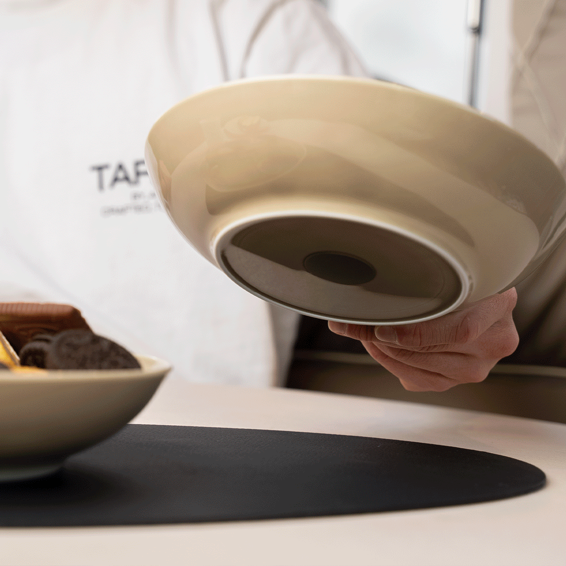 Premium Ceramic Food Bowl with Magnet Base - 25cm (WALDGRÜN) - Includes Placemat - Ideal for Pet Feeding & Home Decor