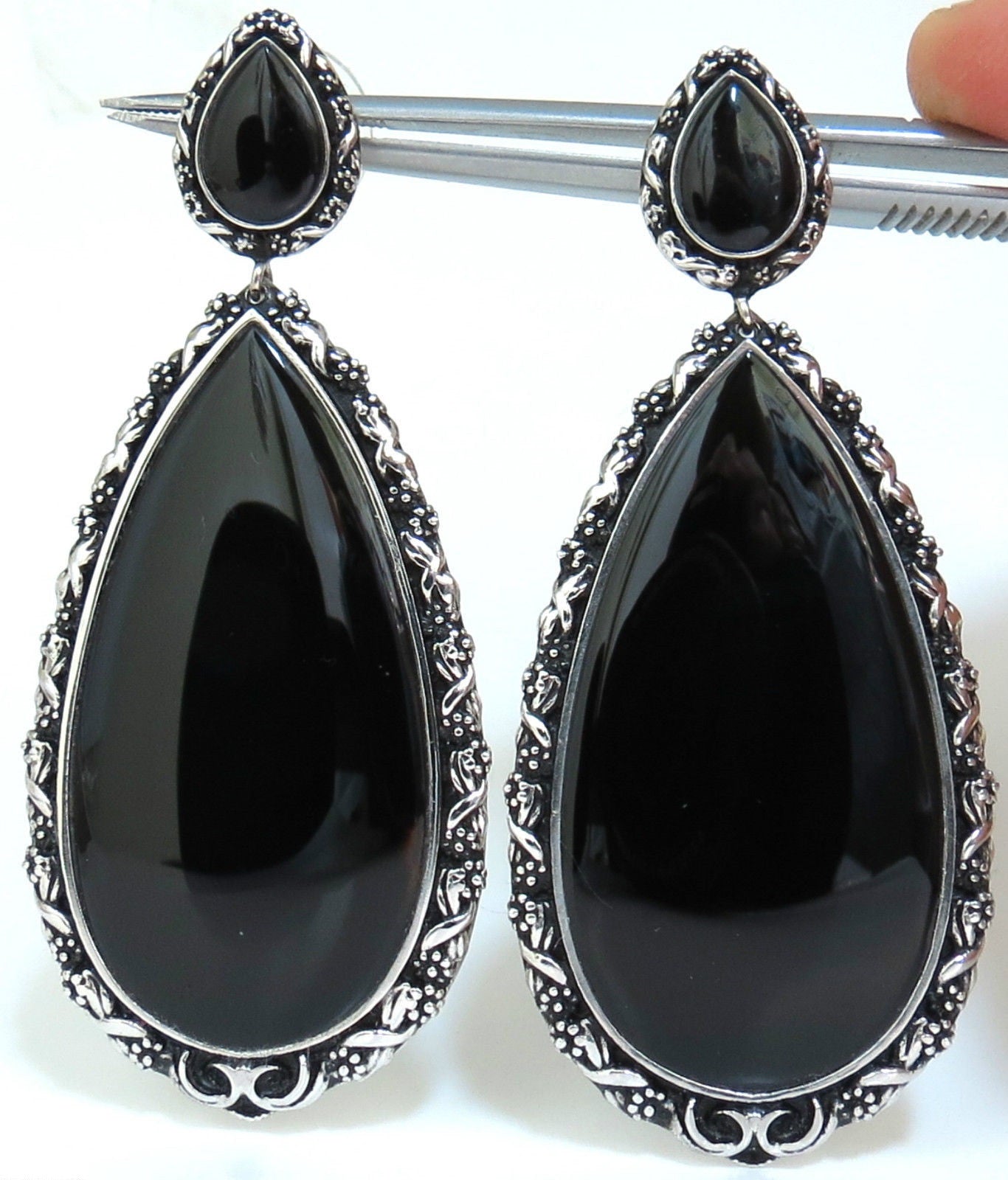 18K Gothic Revival Gilt Deco Natural Jet Black Onyx Dangle Earrings - Elegant Vintage Jewelry for Evening Parties & Special Occasions