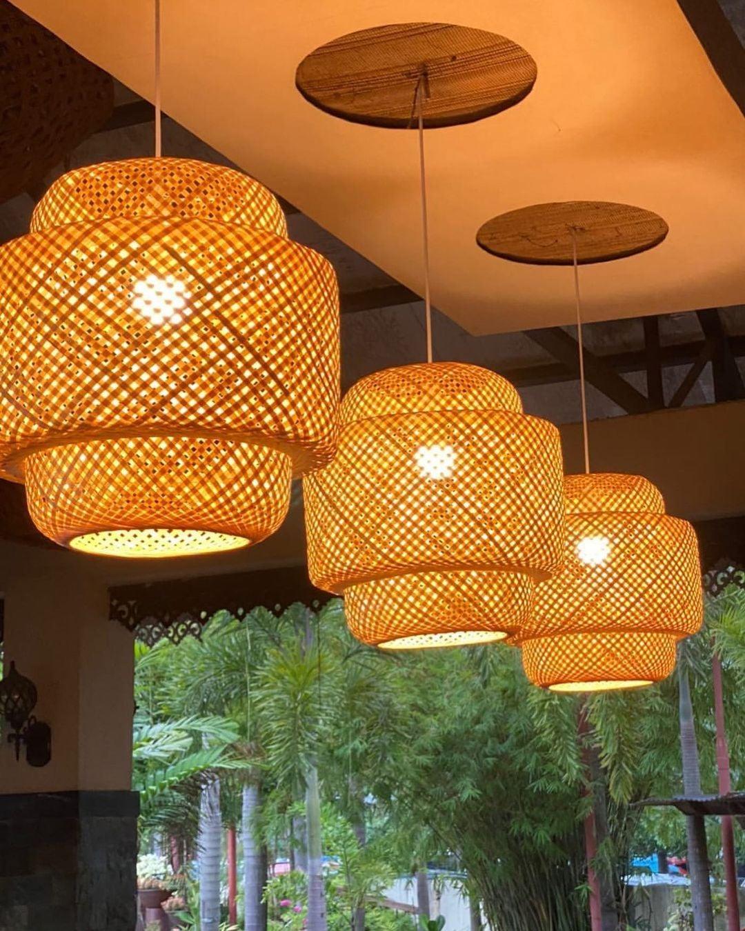 Modern Bamboo Pendant Light Fixture - Handwoven Natural Rattan Hanging Lamp for Kitchen Island, Dining Room & Bedroom Decor - Eco-Friendly Lighting Solution