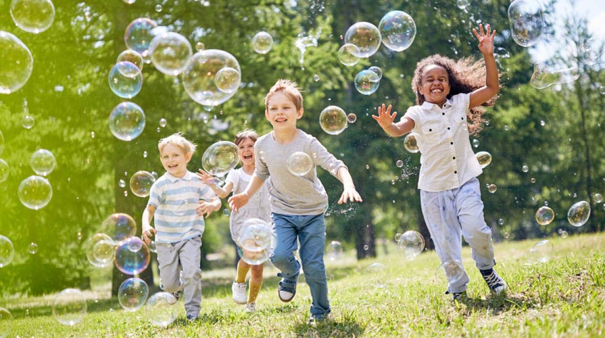 Peppa Pig Bubble Blowing Machine - Fun Bubble Maker Toy for Kids Ages 3+, Perfect for Outdoor Play, Birthday Parties & Backyard Fun - Great Gift for Toddlers & Preschoolers