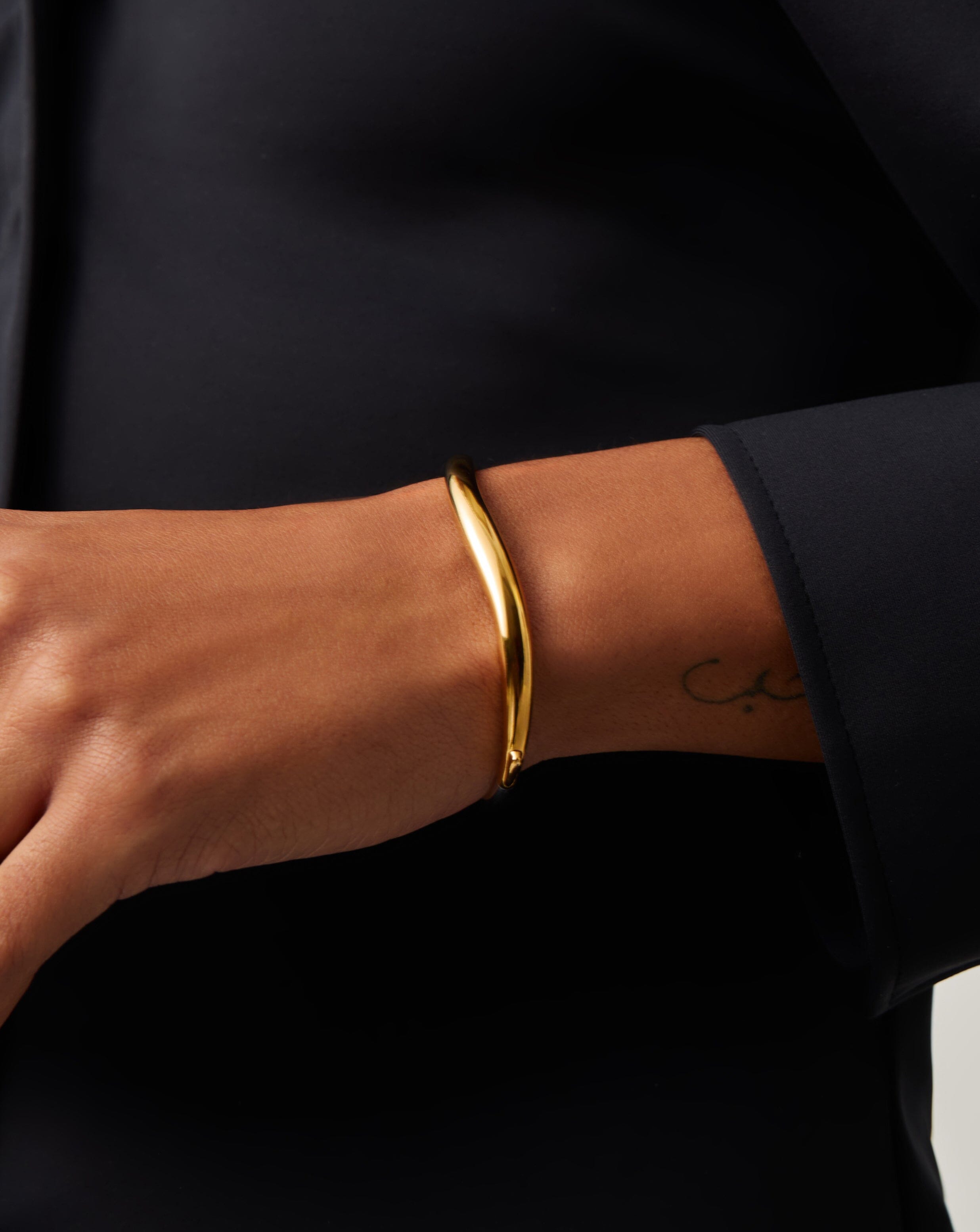 Savi Signature Hinged Bangle Bracelet - Mix Metal Jewelry for Women | Elegant Stackable Bangle for Everyday Wear & Special Occasions