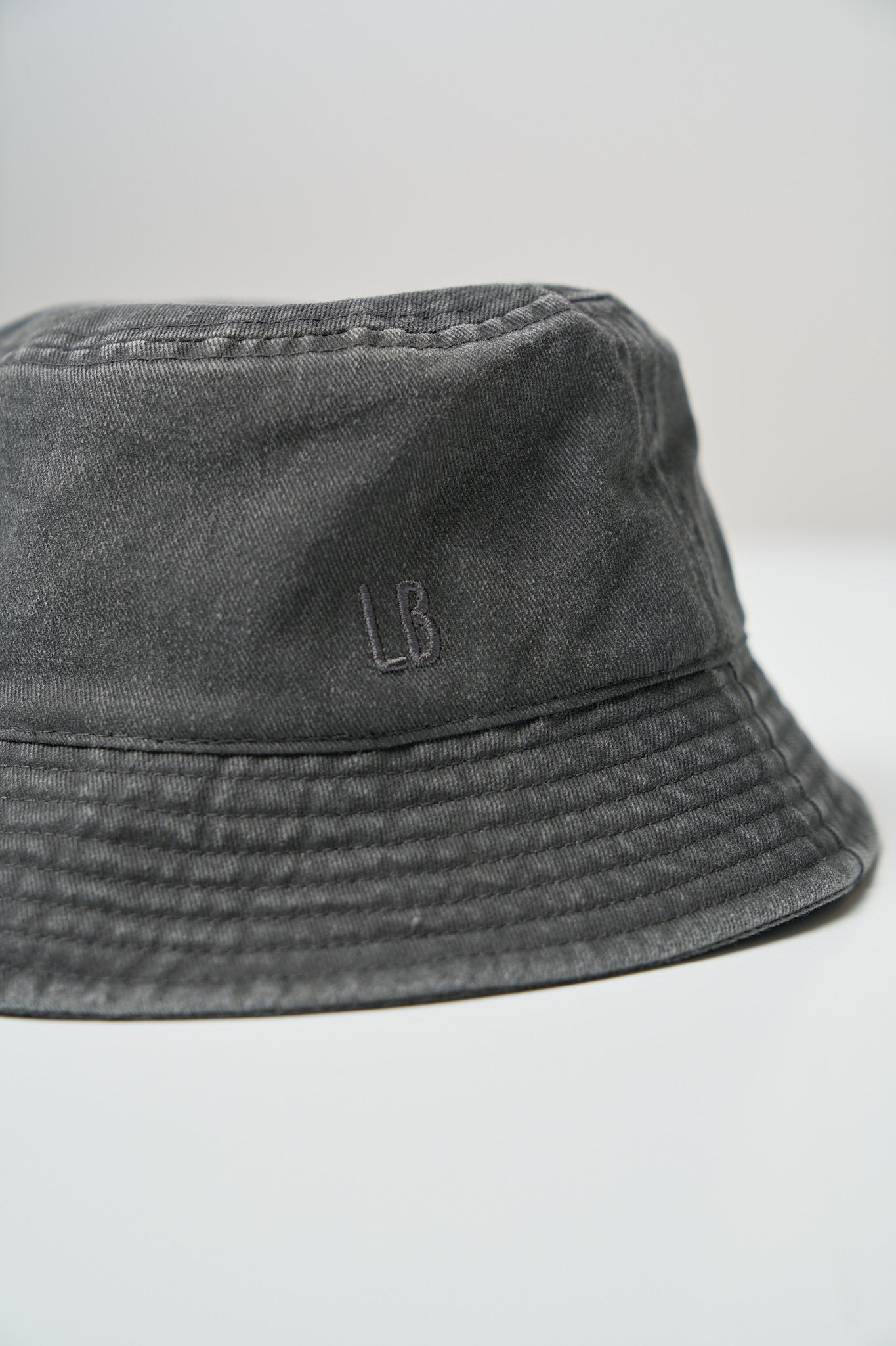 Stylish Grey Wash Denim Bucket Hat for Men & Women - Trendy Outdoor Sun Protection Hat for Beach, Hiking & Casual Wear