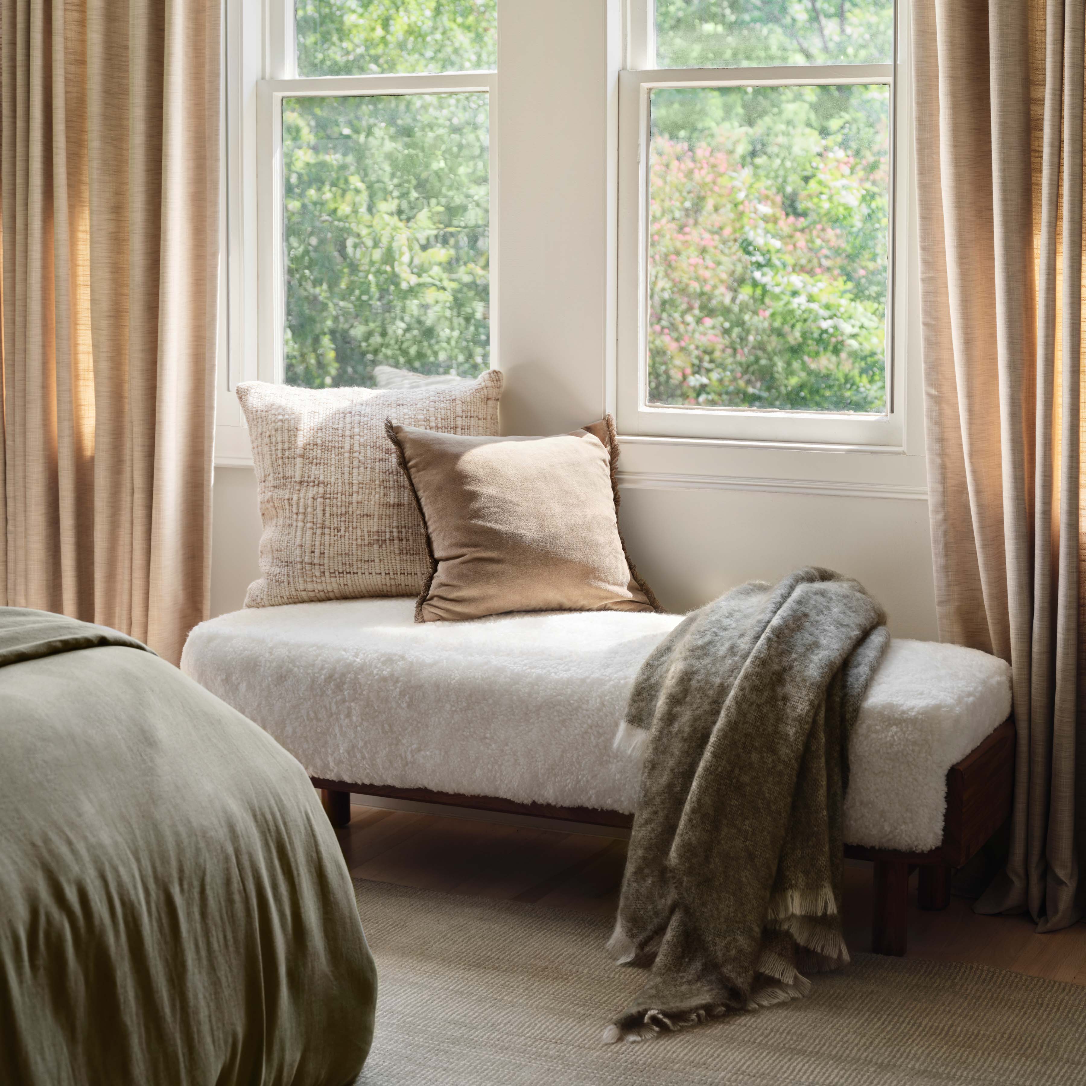 Premium Shearling Bench with Helm Design - Cozy & Stylish Seating for Living Room, Bedroom, or Entryway