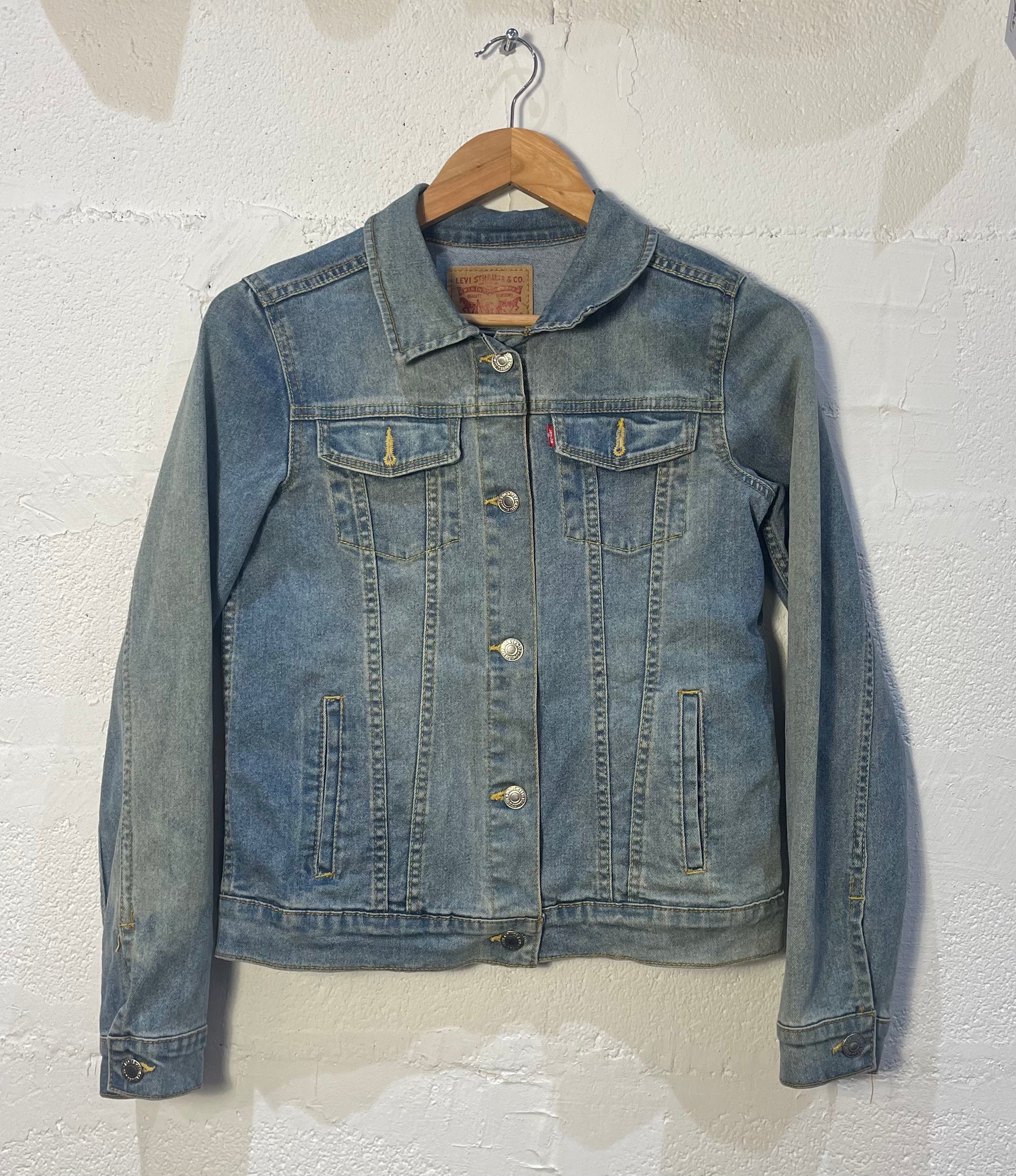 Levi's Women's Classic Denim Jacket - Vintage Blue Washed Denim Jacket for Casual Outfits & Layering