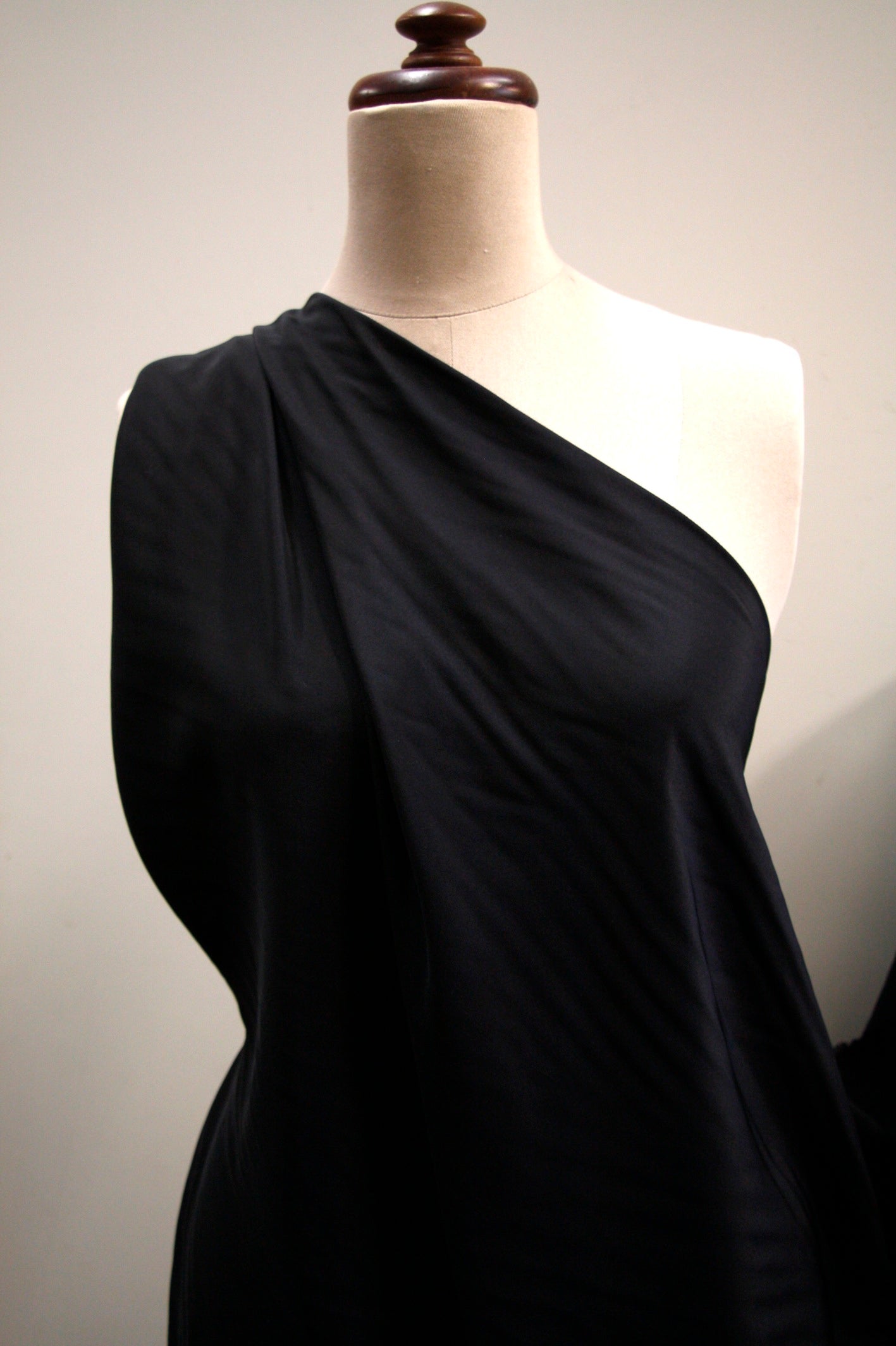 Premium Black Silk Crepe de Chine Fabric - Luxurious Soft & Breathable Material for Dresses, Scarves & Evening Wear - Perfect for Sewing, Fashion Design & DIY Projects