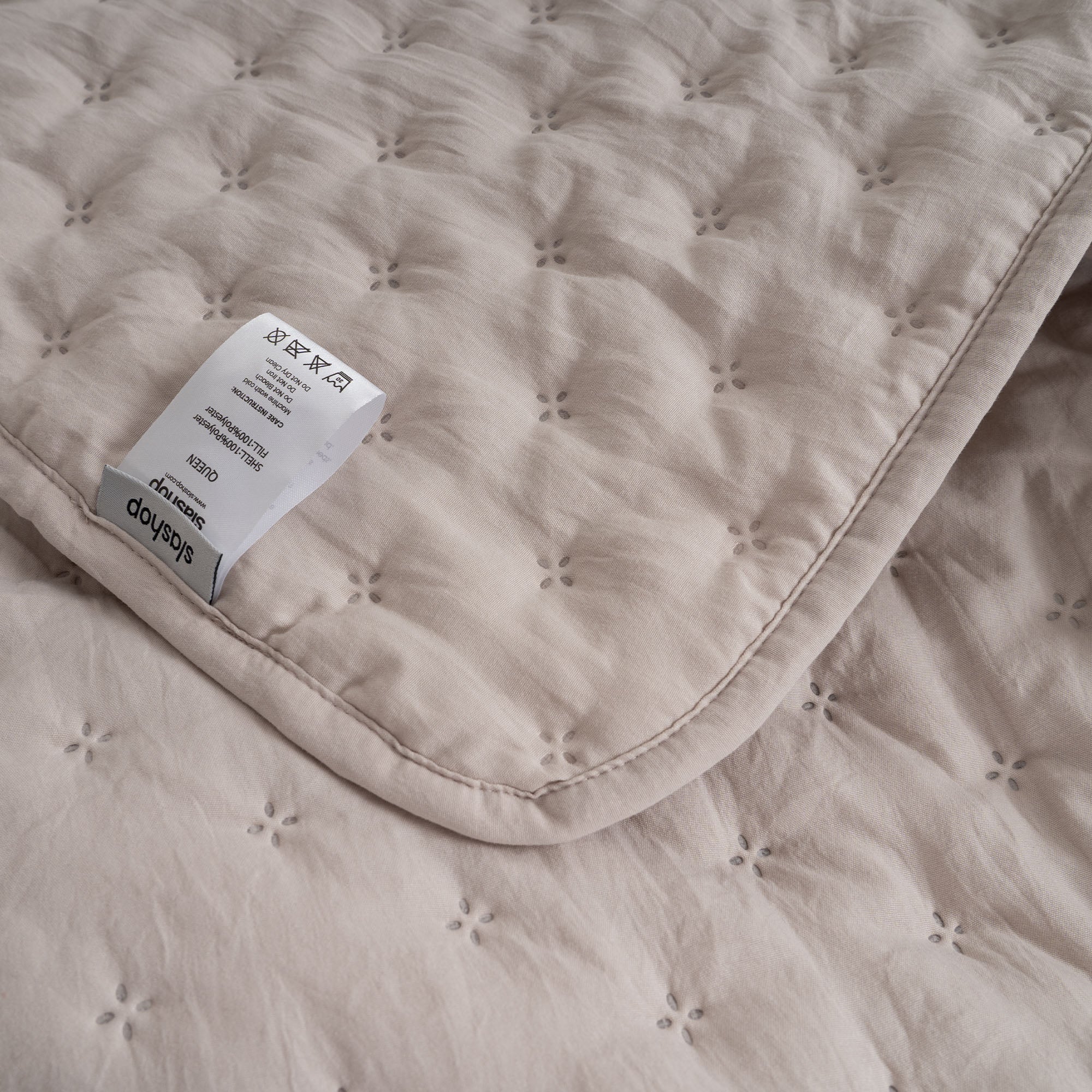 FURRFREE Quilt Set - Pet Hair Repellent Bedding for Dogs & Cats | Hypoallergenic & Easy Clean | Perfect for Pet Owners & Allergy Sufferers | Cozy Home Decor for Bedroom & Living Room