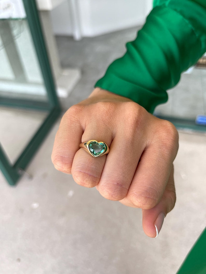 2.19ct 18K Gold Heart Cut Colombian Emerald Bezel Solitaire Ring for Men & Women - Perfect for Engagement, Anniversary & Valentine's Day Gifts