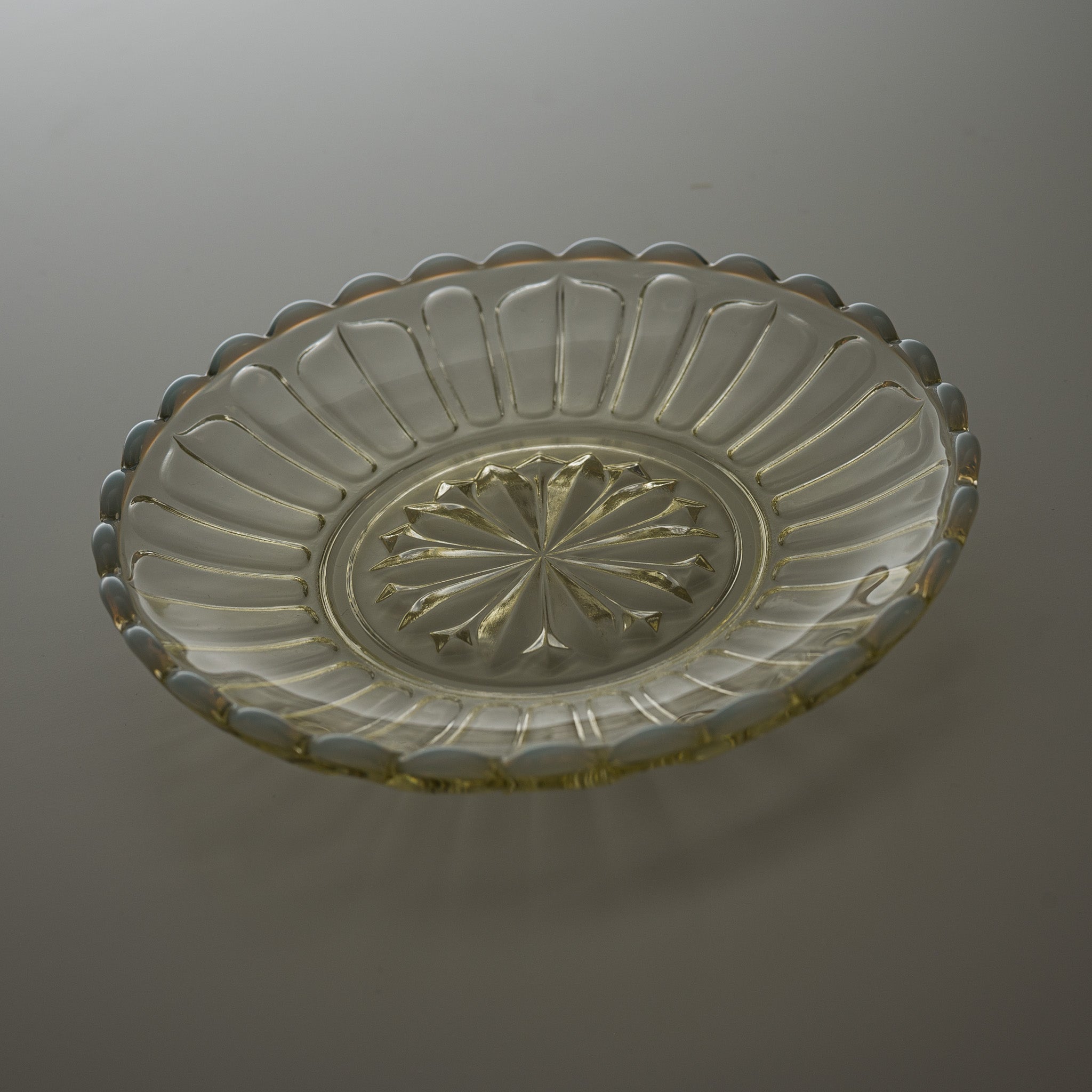 Hirota Glass Snow Flower Dessert Tray - 17cm Japanese Handmade Glass Serving Plate for Cakes, Sweets & Appetizers | Elegant Party & Tea Time Tableware
