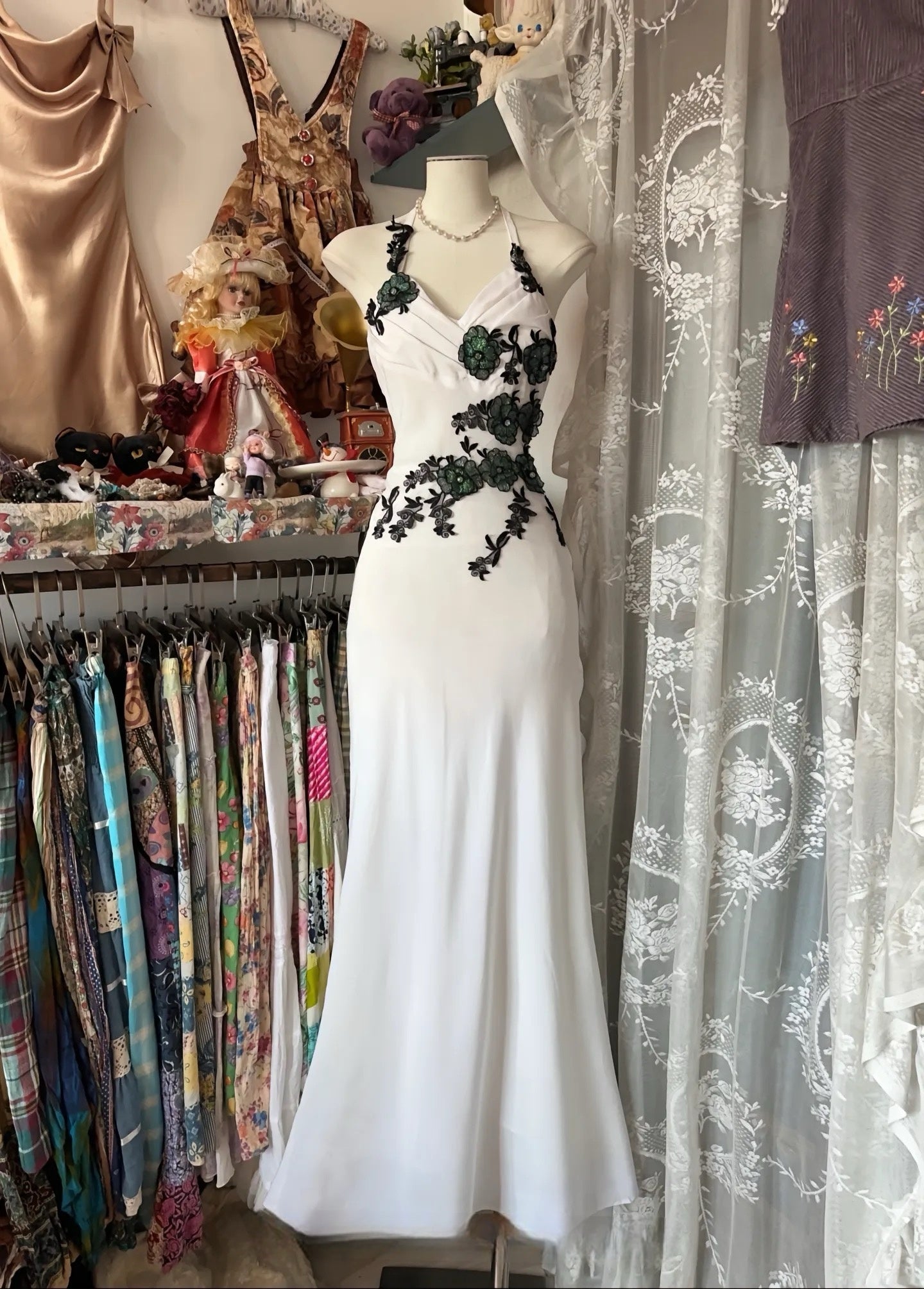 Elegant Mermaid White Evening Dress with Applique Detailing for Formal Parties & Special Occasions - Perfect for Prom, Wedding Guest & Black Tie Events - Style J6676