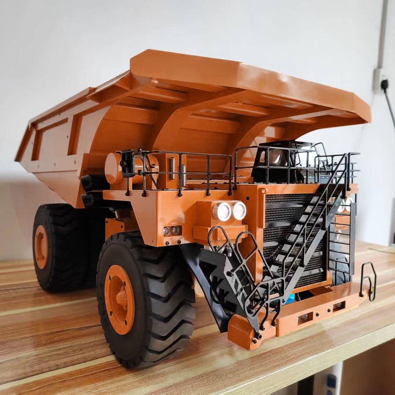 1/20 Scale Metal RC Hydraulic Mining Truck 793D - Remote Control Dump Truck with Servo Motor, I6X Radio, LED Lights & Warning Sound System - Realistic Construction Vehicle Model for Kids & Adults (Outdoor Play, Construction Site Simulation, Collection Display)