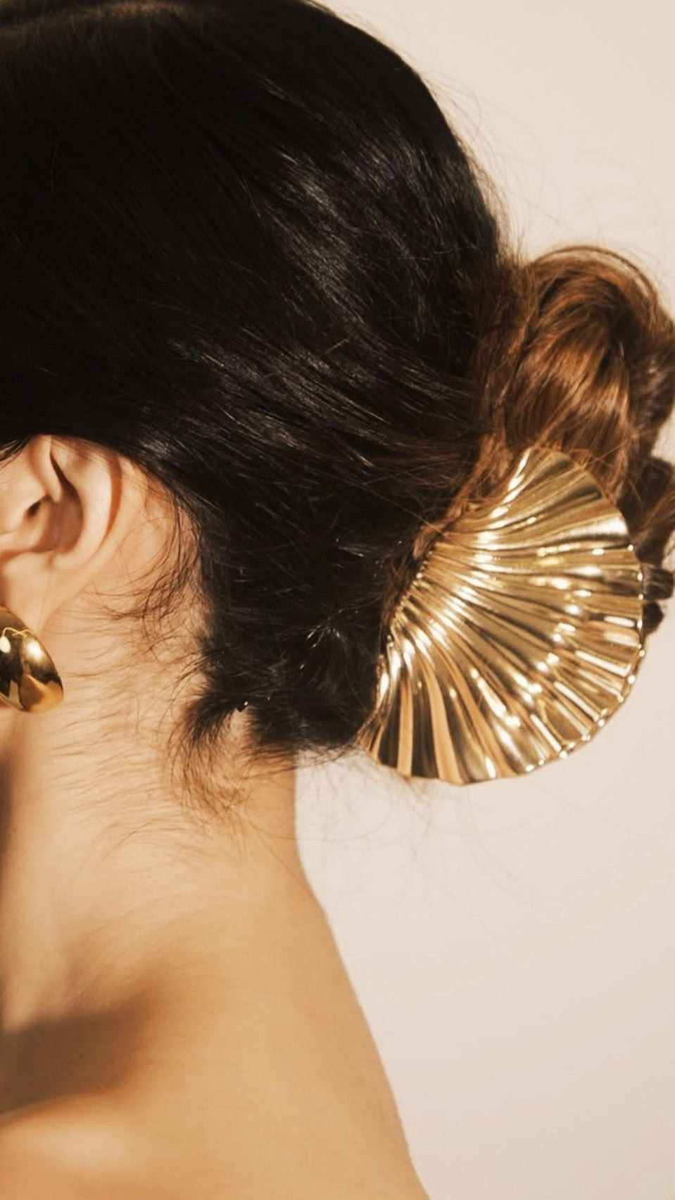 Large Gold Shell Claw Hair Clip for Women - Elegant Hair Accessory for Beach, Wedding & Everyday Styling