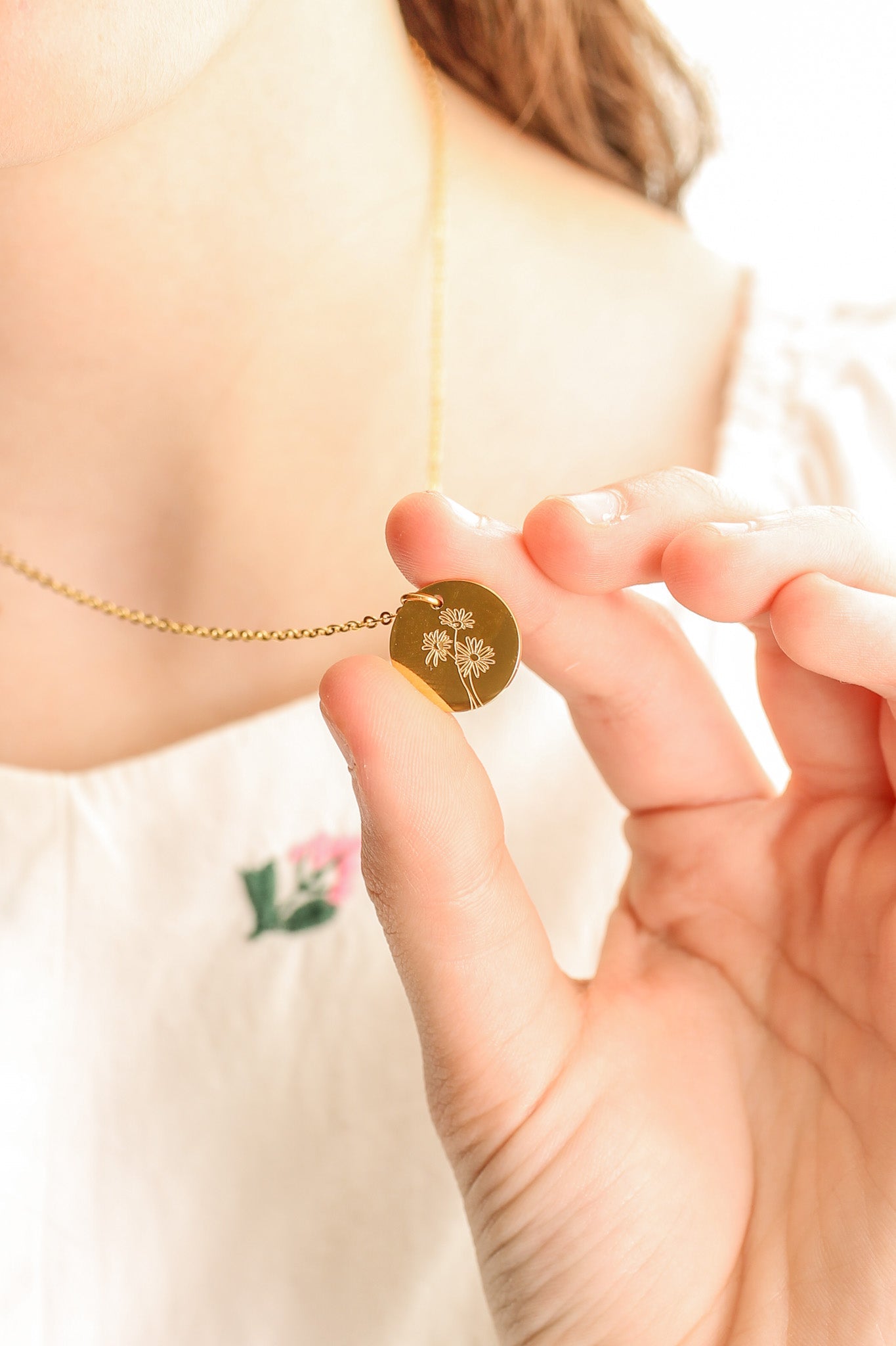 Gold Birth Flower Necklace - Personalized Floral Jewelry Gift for Women - Perfect for Birthdays, Anniversaries & Mother's Day