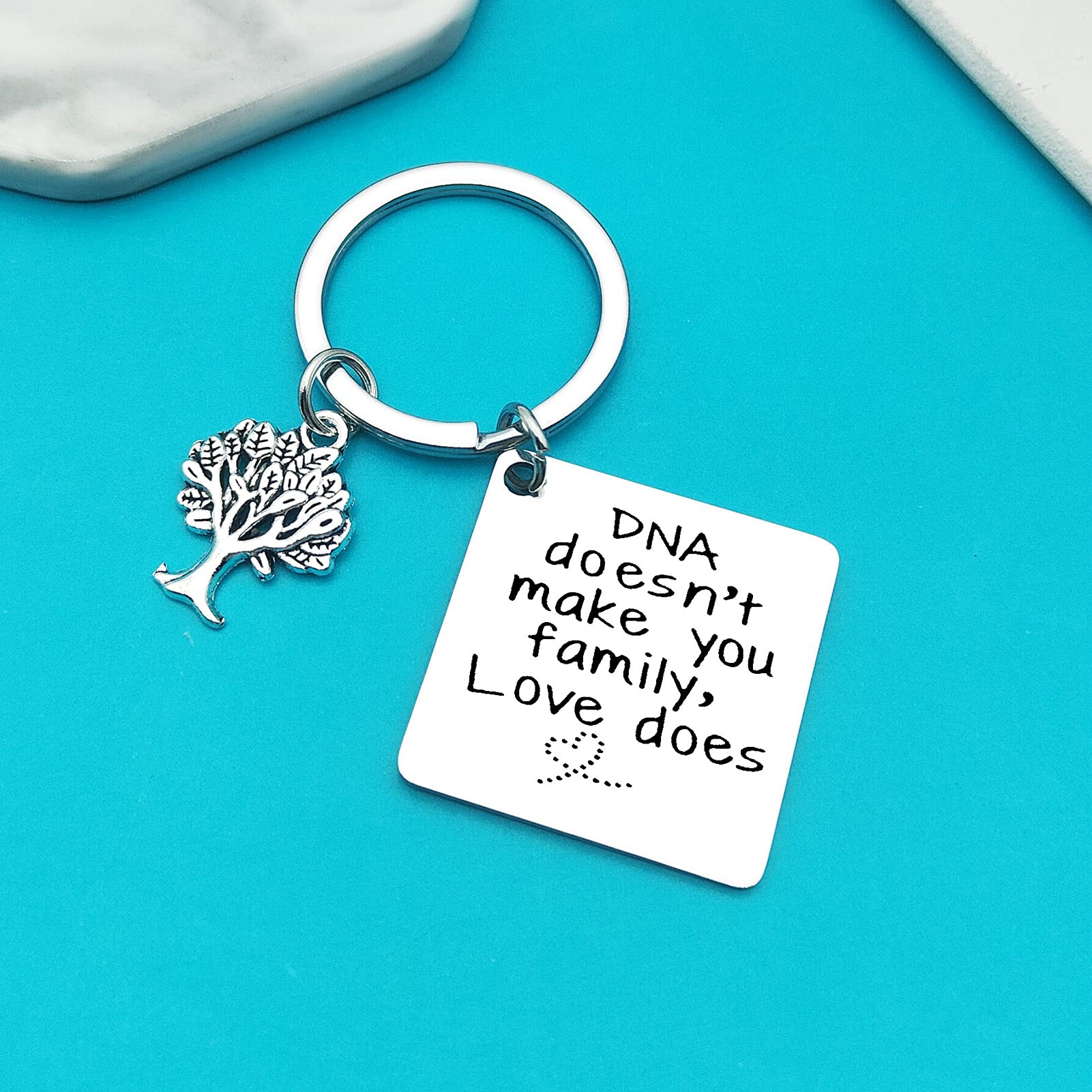 Xiahuyu Step Parent Keychain - DNA Doesn't Make Family, Love Does - Step Mom & Step Dad Gifts - Christmas, Birthday, Adoption Gifts - Perfect for Family Celebrations & Special Occasions