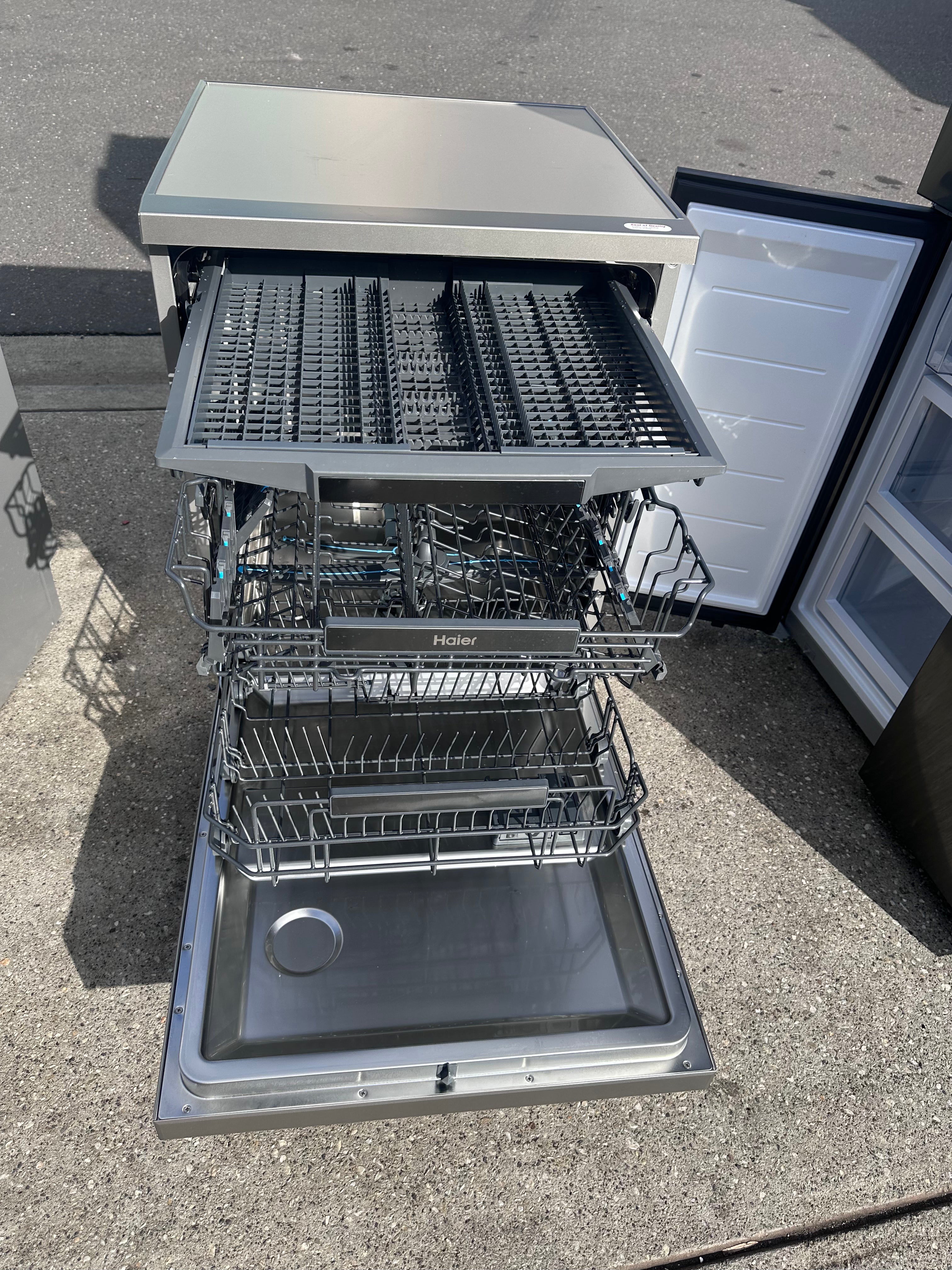 Haier 60cm Freestanding Dishwasher with Steam Function - Stainless Steel Finish [Factory Refurbished] | Perfect for Small Kitchens, Apartments & Energy-Efficient Homes