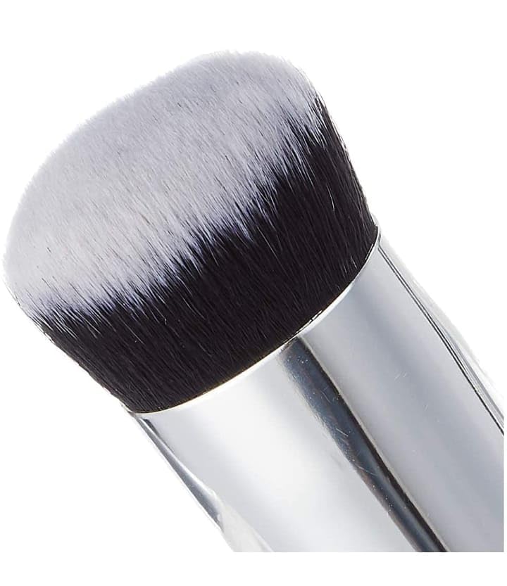 Huda Professional Makeup Brush - Flat Top Kabuki Foundation Brush for Liquid, Cream & Loose Powder | Soft Synthetic Bristles for Flawless Blending | Perfect for Everyday Makeup & Professional Use