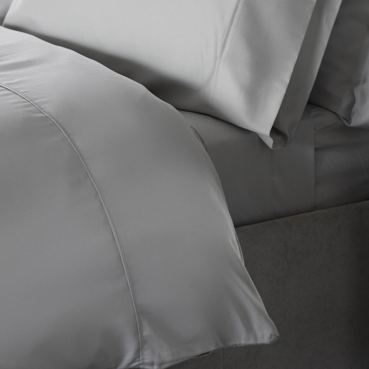 Belledorm 300 Thread Count Bamboo Duvet Cover Set - Platinum Gray - Soft & Breathable Bedding for All Seasons - Perfect for Master Bedroom, Guest Room & Luxury Hotels