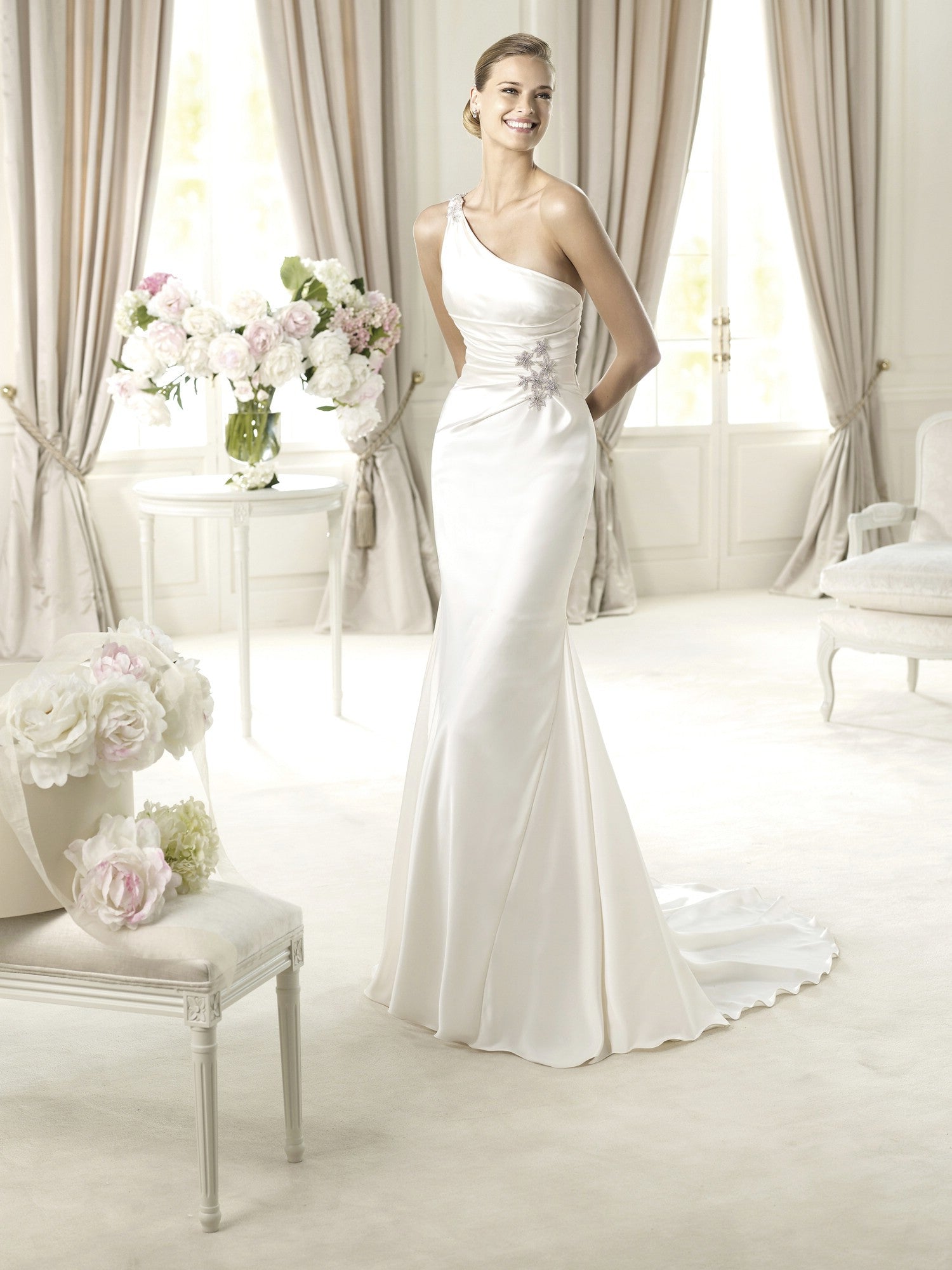 Pronovias Ugarte Wedding Dress - Elegant Lace Bridal Gown for Bride | Perfect for Church Ceremony, Beach Wedding & Formal Reception