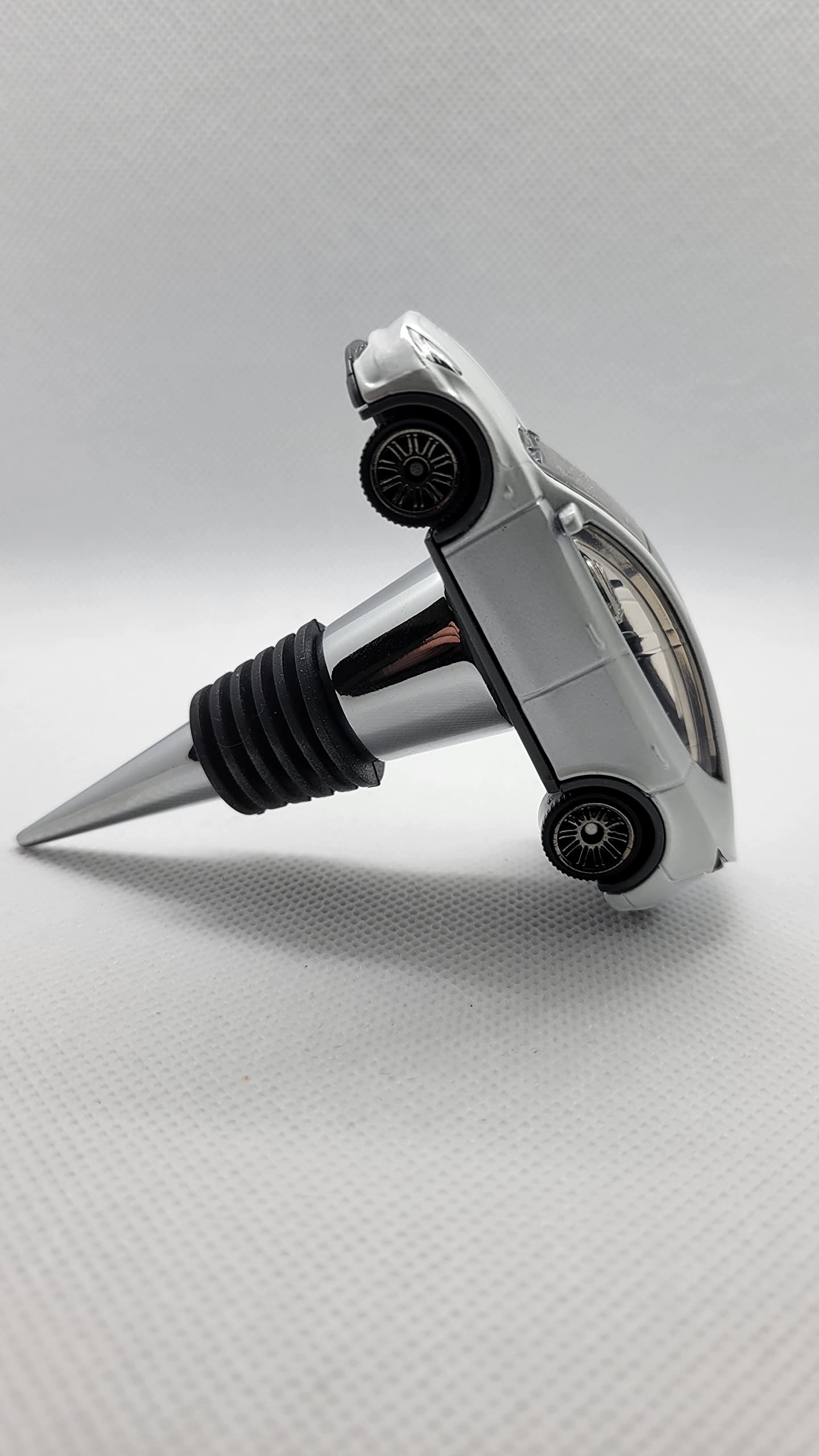 Premium Tesla Model Y Wine Bottle Stopper - Elegant White Car-Themed Bar Accessory - Perfect Gift for Wine Lovers & Tesla Enthusiasts - Ideal for Home Bars, Parties & Car Enthusiast Gatherings