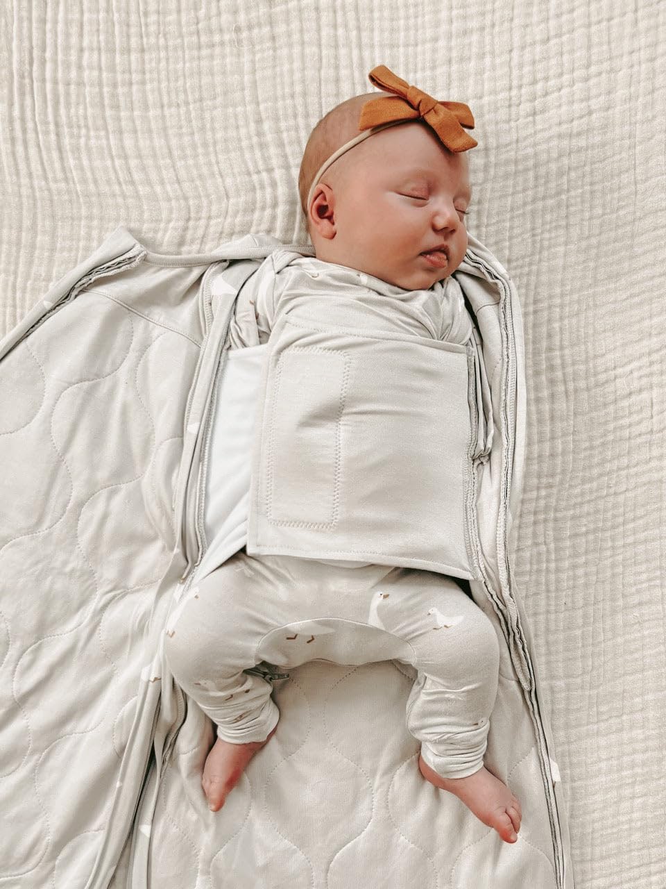 GUNAMUNA Baby Swaddle Sleep Sack - Unisex Wearable Blanket with Easy Diaper Zipper, 2.6 TOG for Newborn to 3 Months - Perfect for Airplane Travel & Nursery Sleep