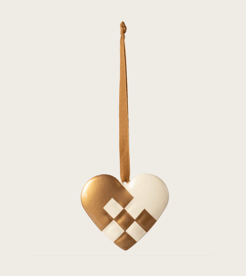 Gold Heart Metal Ornament - Elegant Home Decor for Valentine's Day, Wedding & Anniversary Gifts | Perfect for Wall Hanging, Table Centerpiece & Romantic Room Decoration
