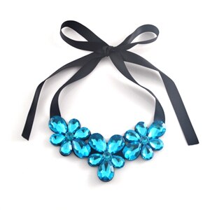 Stylish Women's Acrylic Flower Necklace - Elegant Floral Pendant for Casual & Party Wear - Perfect Gift for Her