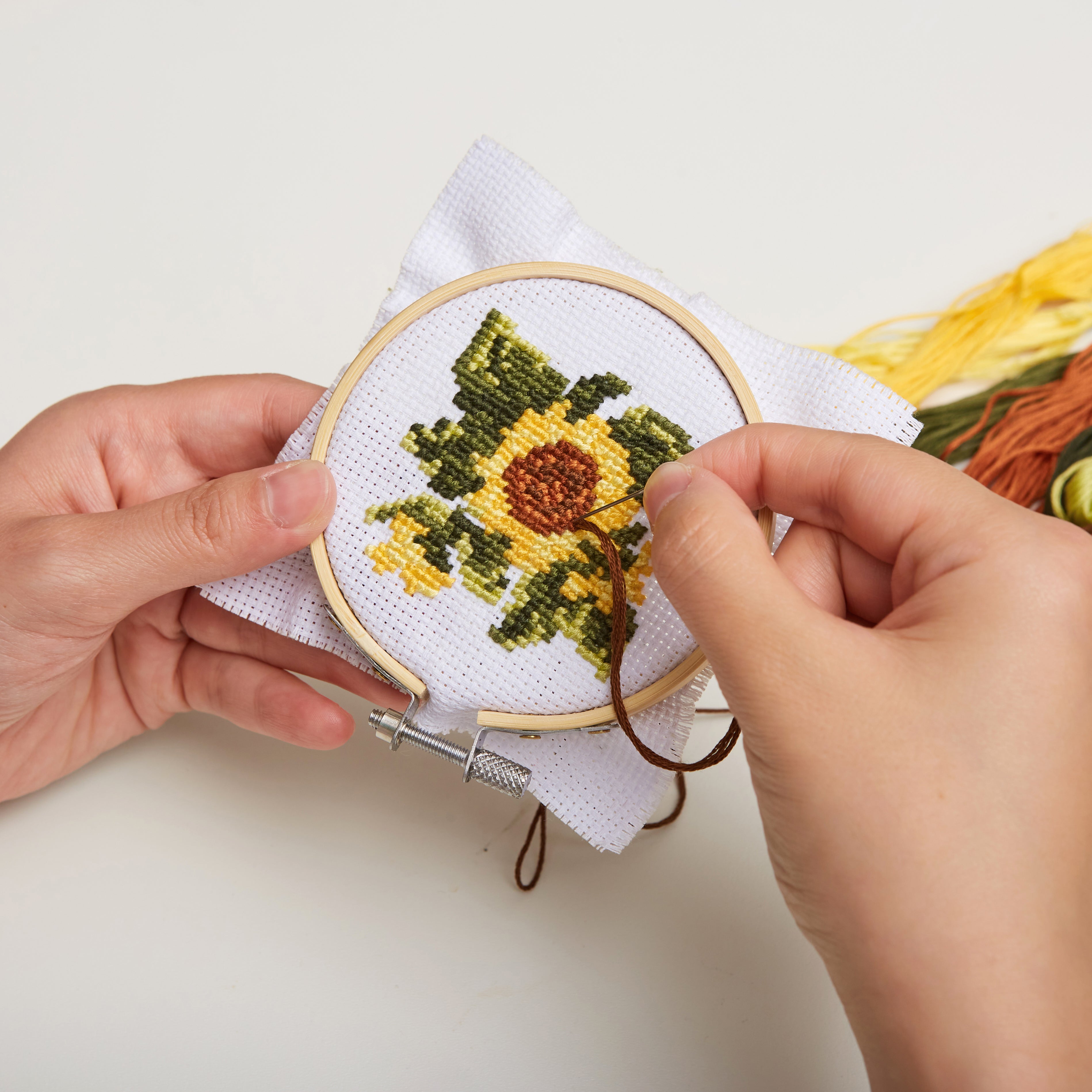 Sunflower Mini Cross Stitch Embroidery Kit for Beginners - DIY Floral Embroidery Craft Set with Pattern, Thread & Needle - Perfect for Home Decor, Gifts & Relaxation