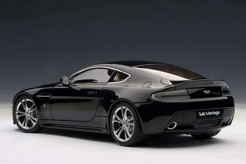 AUTOart 1:18 Scale 2010 Aston Martin V12 Vantage Diecast Model Car - Black - Collectible Display & Racing Enthusiast Gift