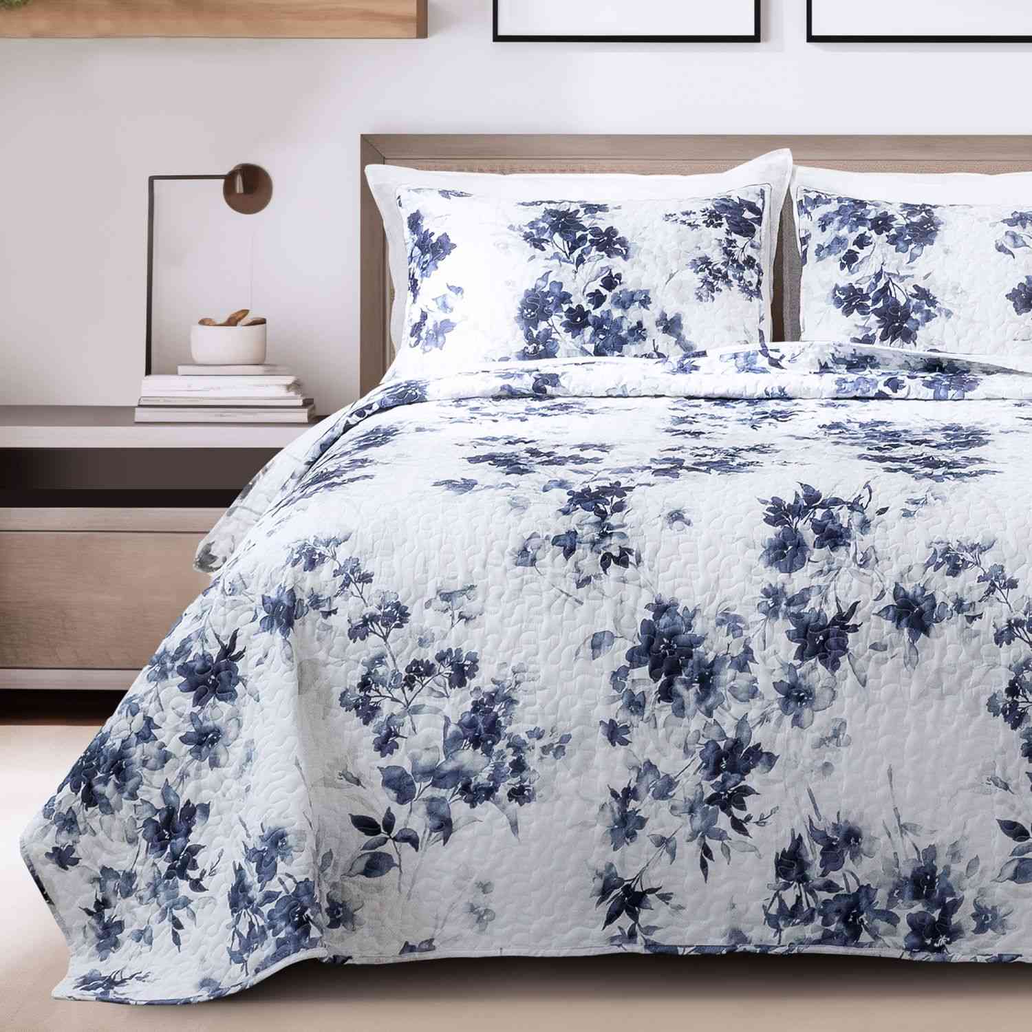 Elegant Floral Printed 3-Piece Quilt Set - Soft Bedding for Queen/King Size Beds - Perfect for Master Bedroom, Guest Room & Cozy Home Decor