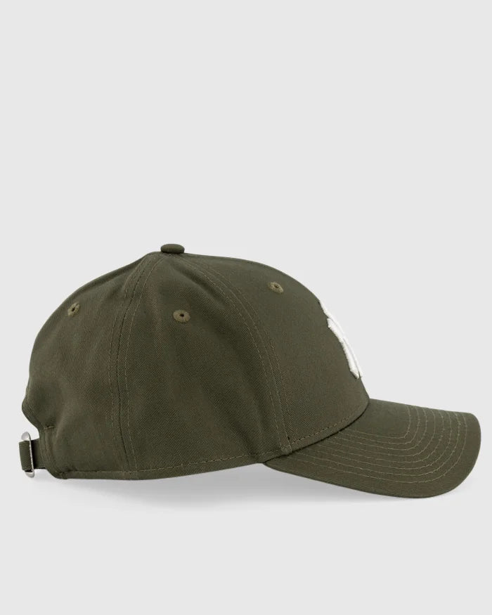 New Era New York Yankees 9FORTY Adjustable Olive Green Baseball Cap - Perfect for Baseball Games, Streetwear & Casual Outfits