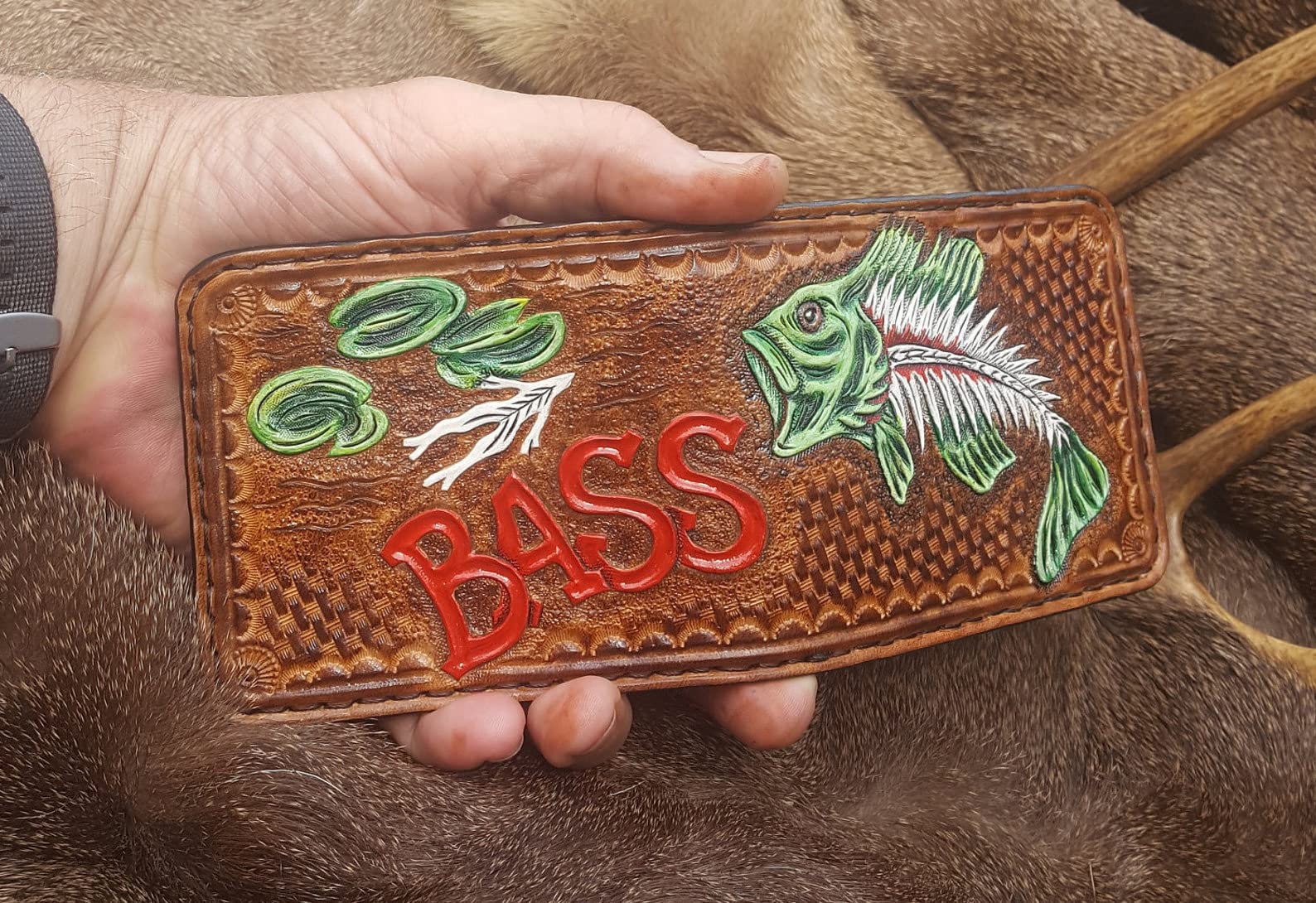Handcrafted 3D Genuine Leather Wallet for Men - Custom Engraved & Hand-Painted Fishing Design - Personalized Bass Fish Carved Wallet - Perfect Gift for Anglers & Outdoor Enthusiasts