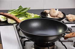 28cm Non-Stick Carbon Steel Wok with Glass Lid - Perfect for Stir-Frying, Deep Frying & Asian Cooking | Induction Compatible Cookware for Home Kitchen