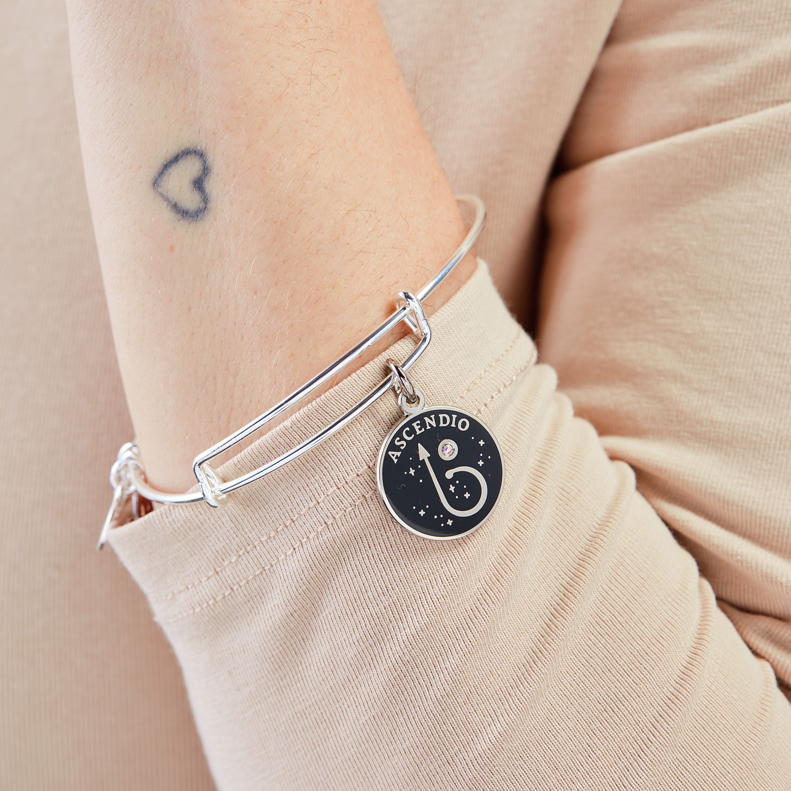 Harry Potter™ 'Ascendio' Charm Bangle Bracelet - Official Wizarding World Jewelry for Fans, Gift for Potterheads - Perfect for Cosplay, Collecting & Magical Fashion