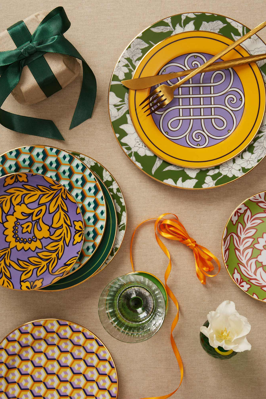 4-Piece Side Plate Set with Winter Garland Design - Perfect for Holiday Dining, Christmas Decor, and Seasonal Table Settings