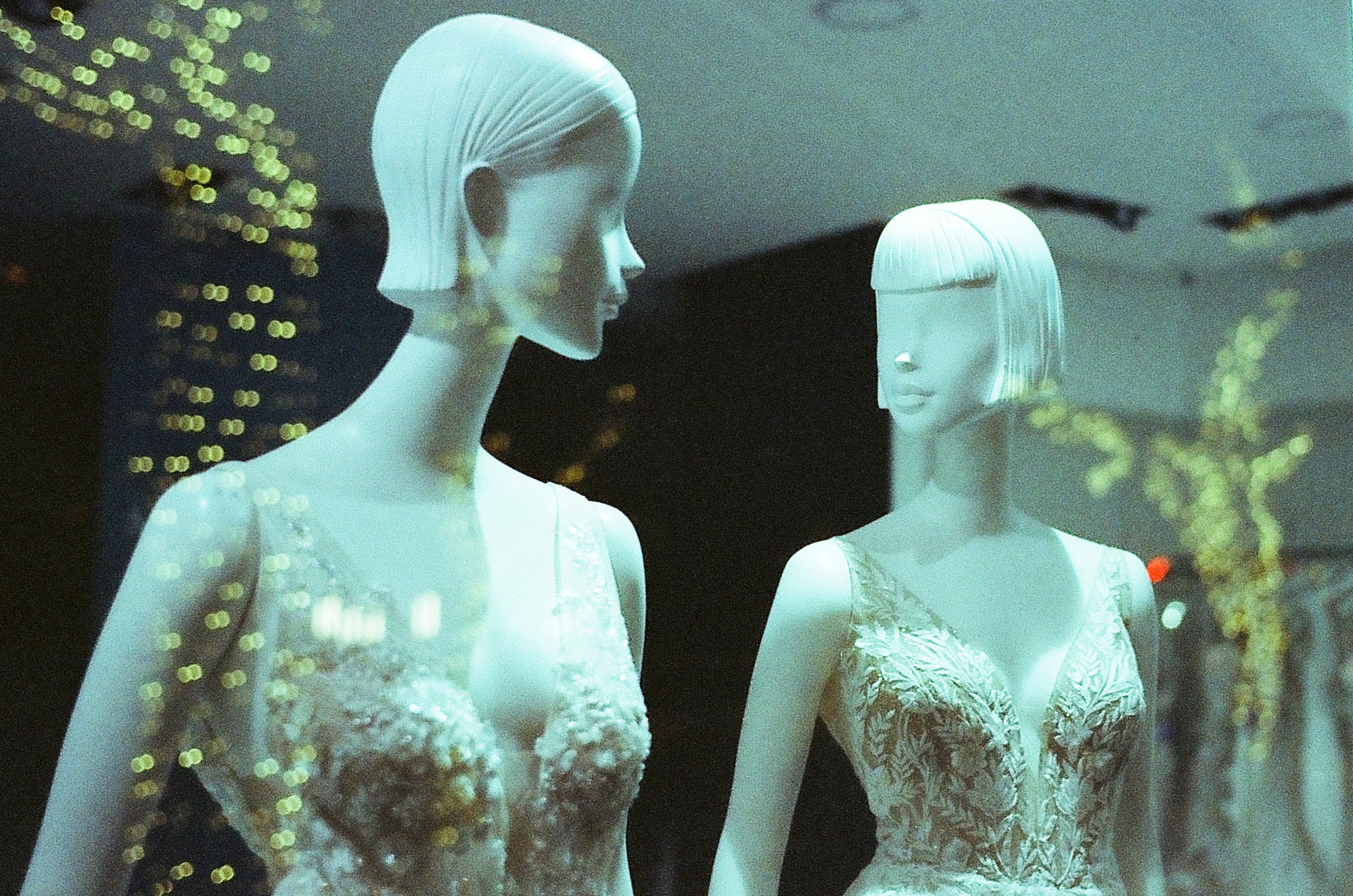 Amber T800 Tungsten Balanced Color Negative 35mm Film Roll (27 Exposures, C-41 Process, Non-DX) for Cinematic Photography & Low Light Scenes