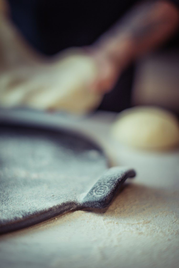 Emile Henry 2-Piece Pizza Set - Premium Ceramic Pizza Stone & Baker in Charcoal | Perfect for Homemade Pizza, Bread Baking & Outdoor Cooking