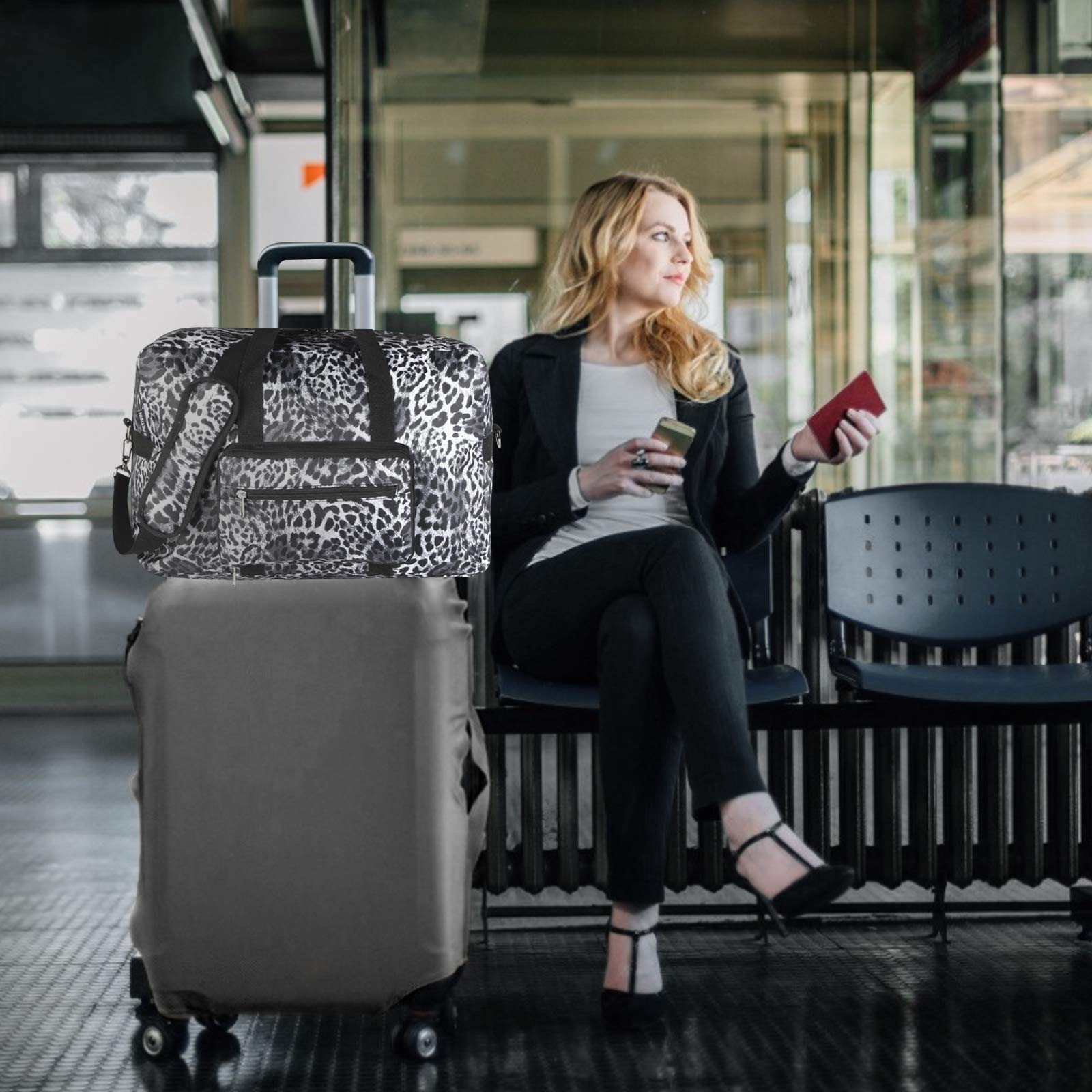 F.FETIVIN Foldable Waterproof Duffel Bag - Lightweight Carry On Luggage Tote for Travel, Gym & Beach (Leopard Print) | Perfect for Weekend Getaways, Sports Gear & Vacation Essentials